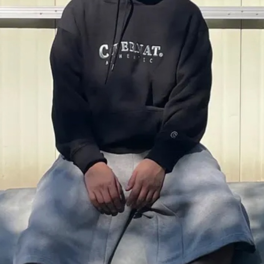 Covernat Authentic Logo Hoodie Navy 착용 스타일
