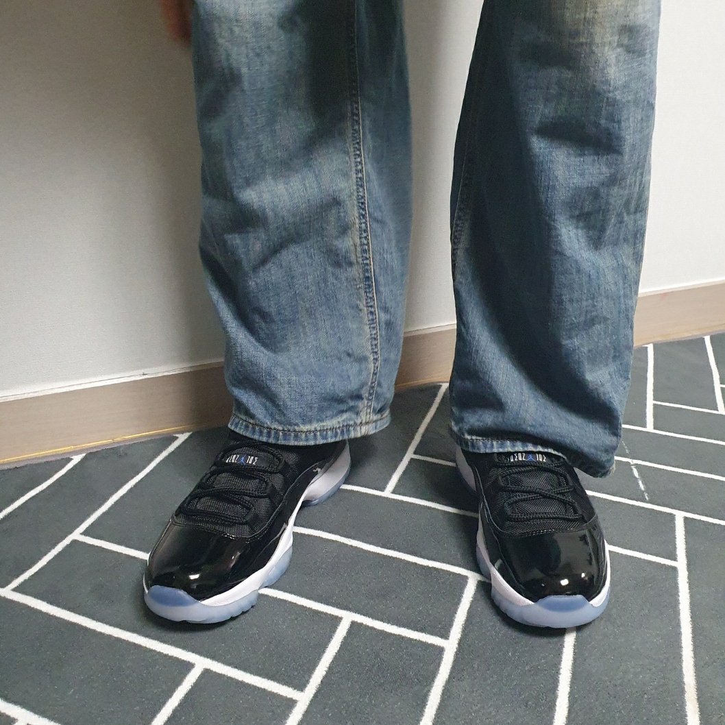 Jordan 11 Retro Low Black and Varsity Royal 착용 스타일