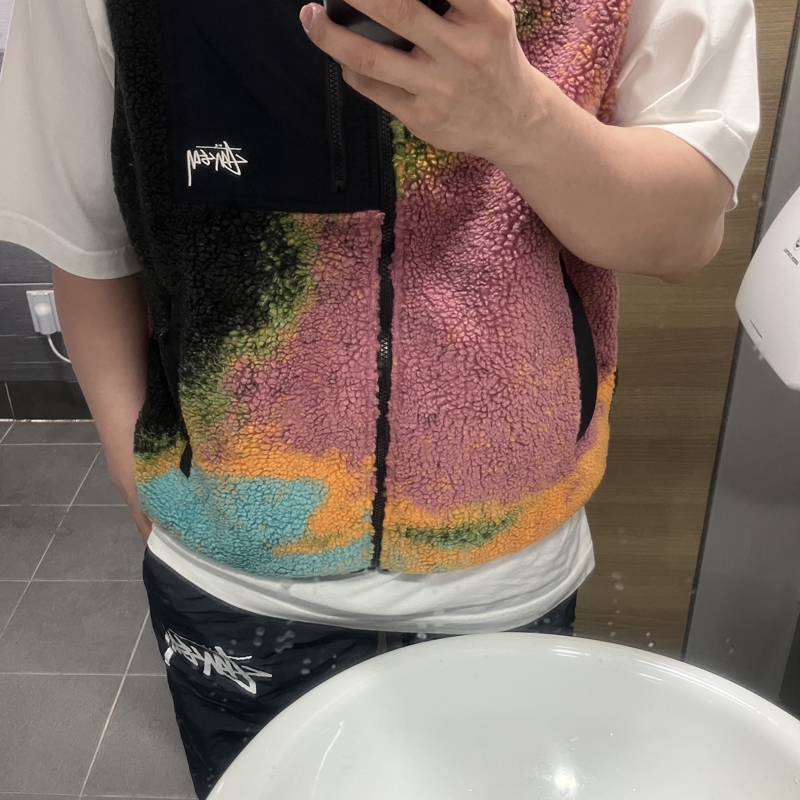 Stussy Jacquard Dye Sherpa Vest Berry, Nike x Stussy Beach Pants Off Noir 착용 스타일