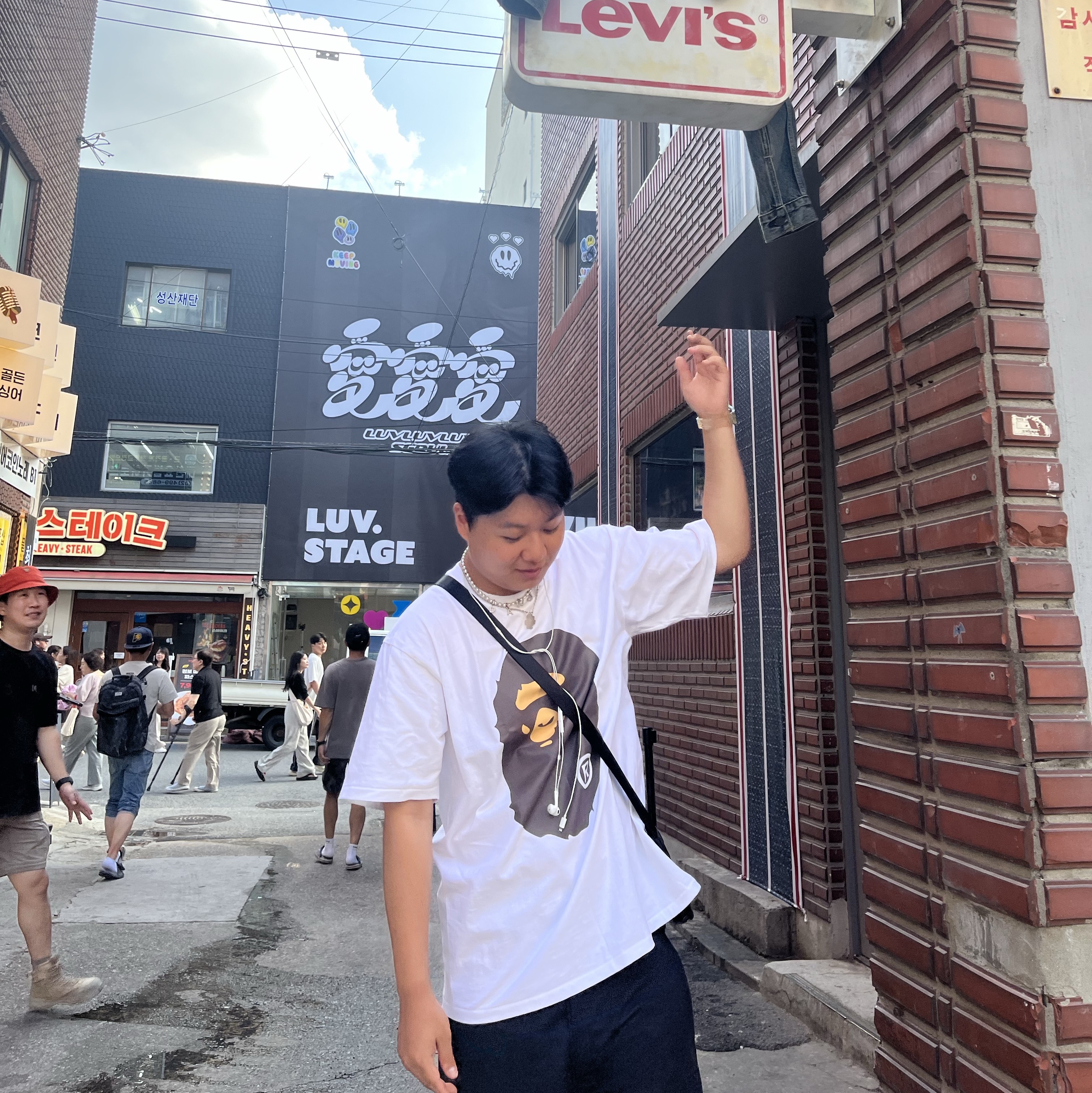 BAPE Big Ape Head T-Shirt White, Stussy 8 Ball Studded Belt Black 착용 스타일 - 1