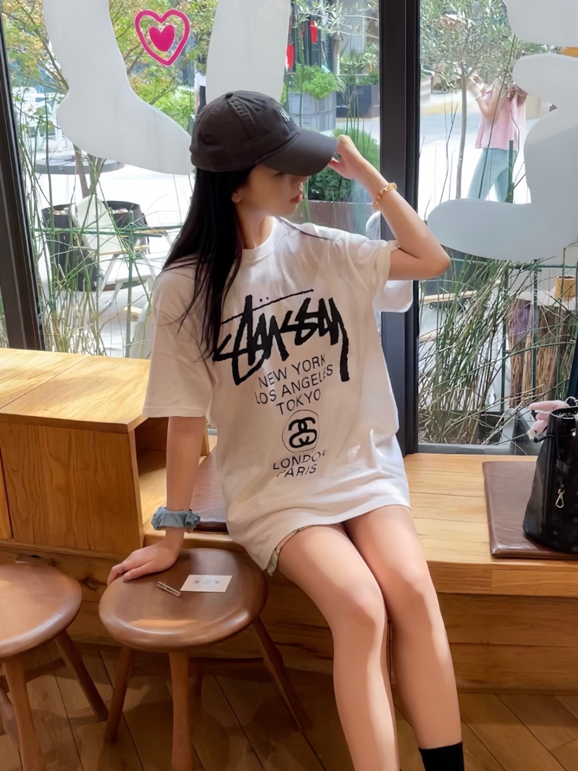 Stussy World Tour T-Shirt White 2024,2025 착용 스타일