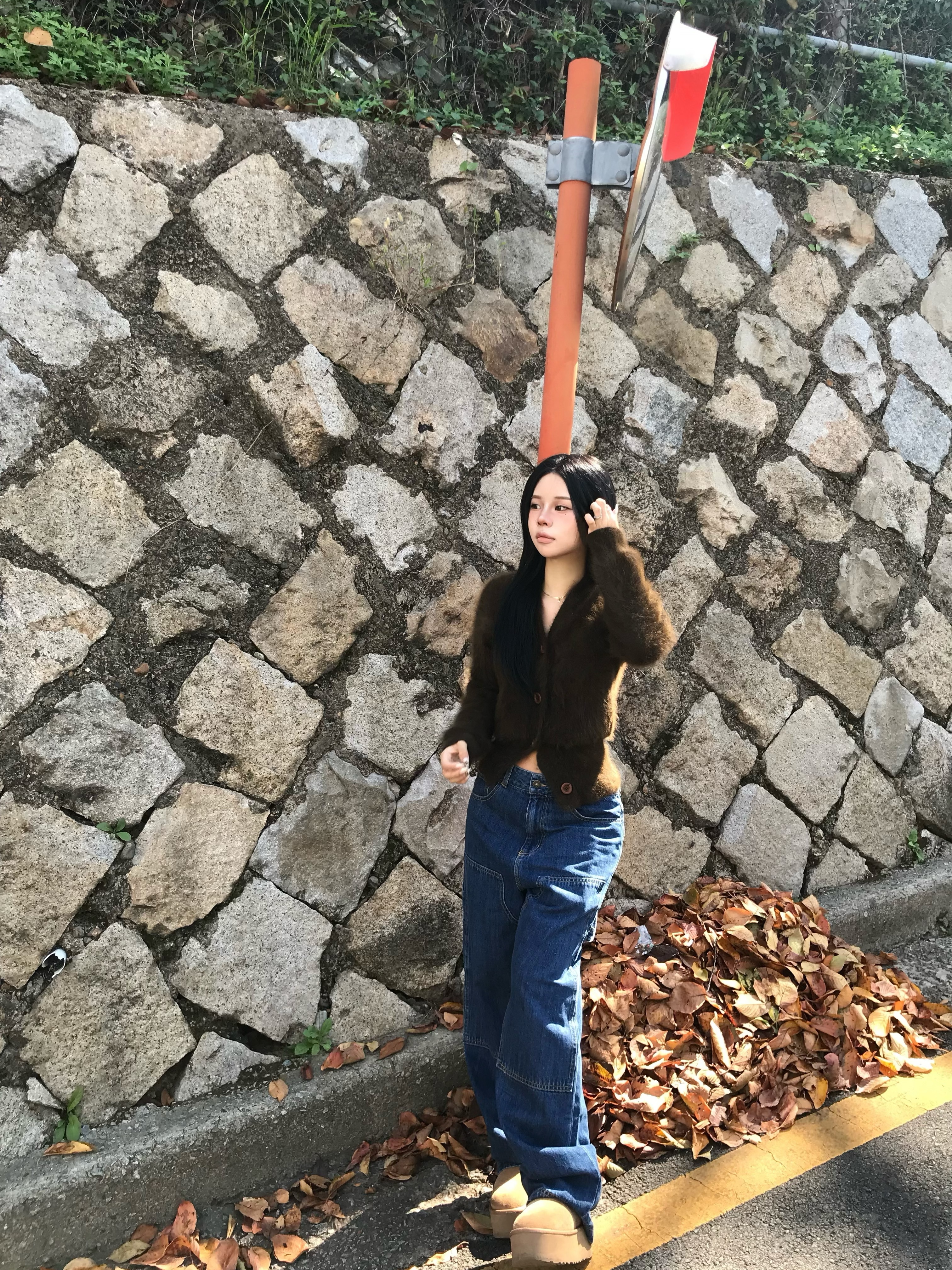 (W) UGG Classic Ultra Mini Platform Boots Chestnut, Balenciaga Arena Lambskin Le Cagole XS Shoulder Bag Black 착용 스타일 - 2