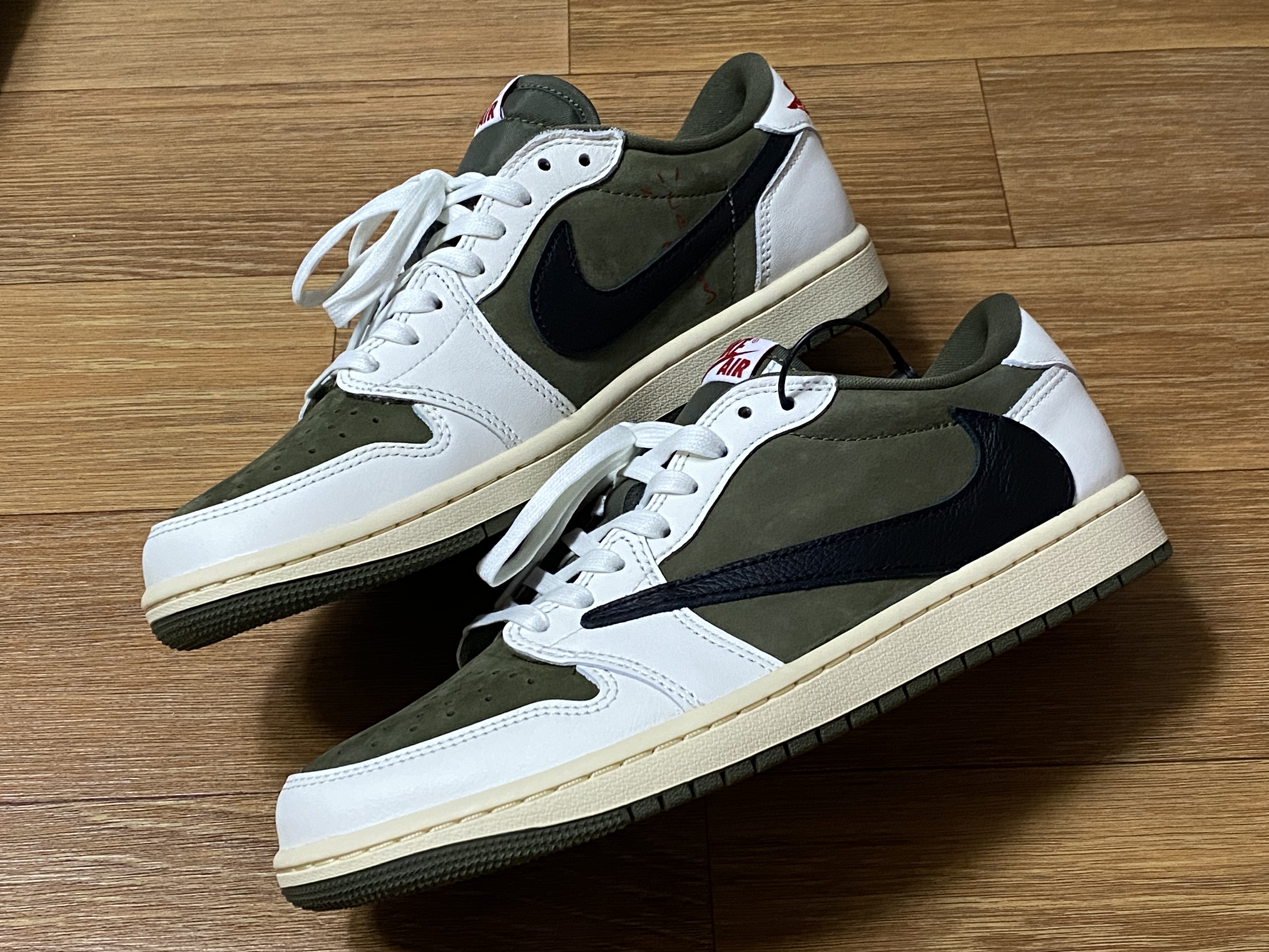 Jordan 1 x Travis Scott Retro Low OG SP Reverse Olive 착용 스타일