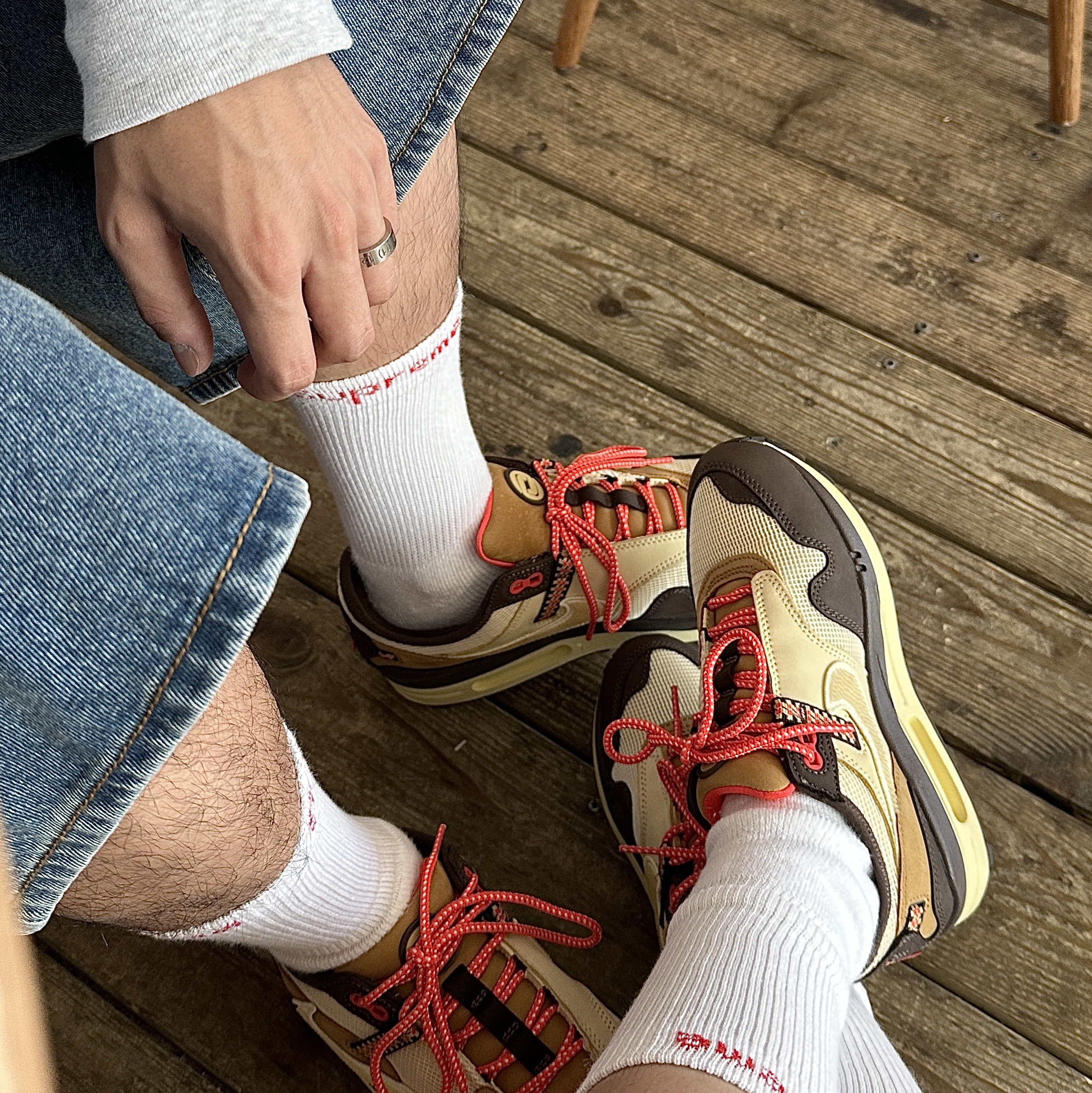 Supreme Hanes Crew Socks White (4 Pack), Nike x Travis Scott Air Max 1 Cact.us Brown 착용 스타일