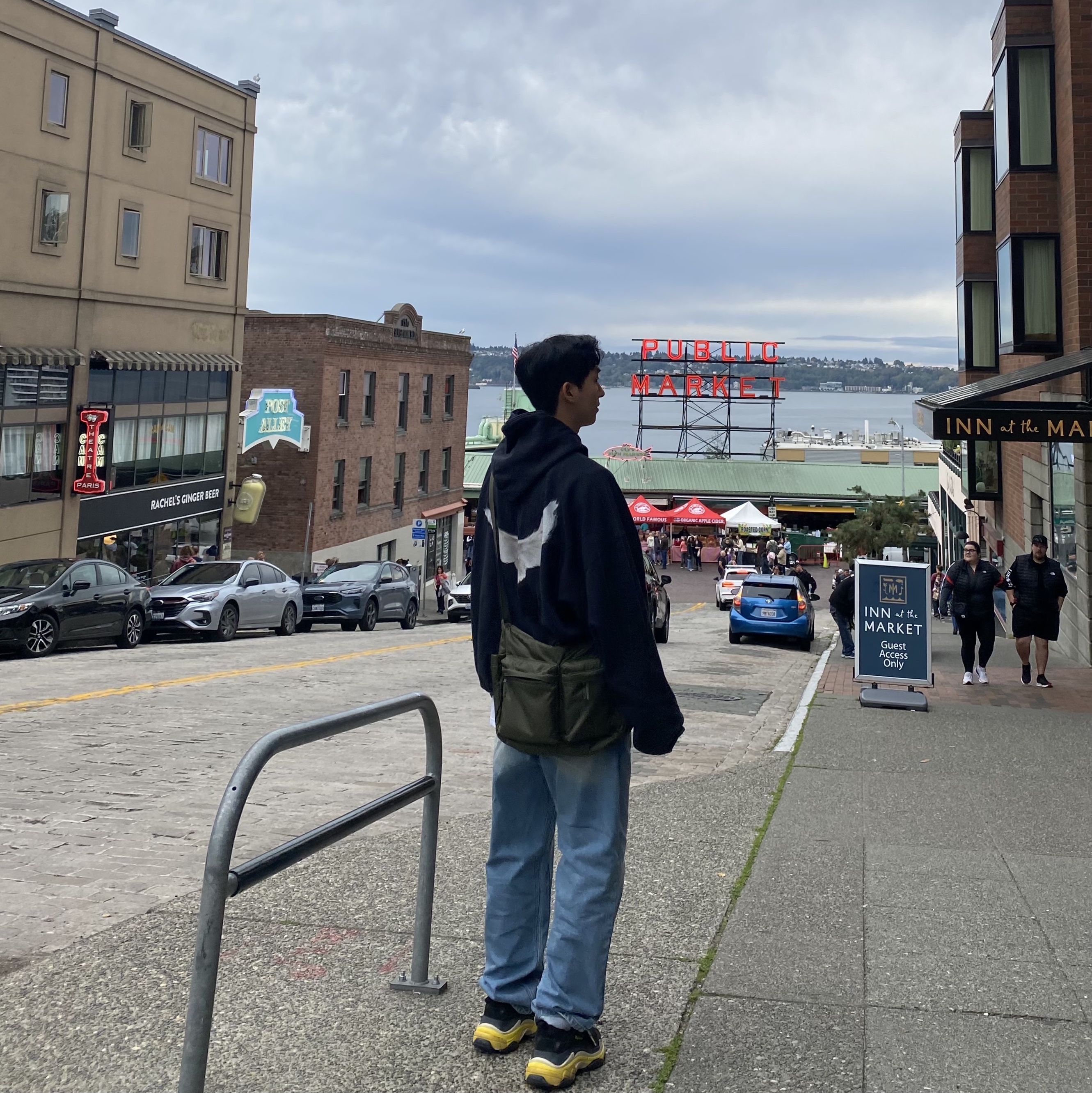 Yeezy Gap Engineered By Balenciaga Dove Hoodie Washed Black, Uniqlo Multi Pocket Shoulder Bag Olive 착용 스타일