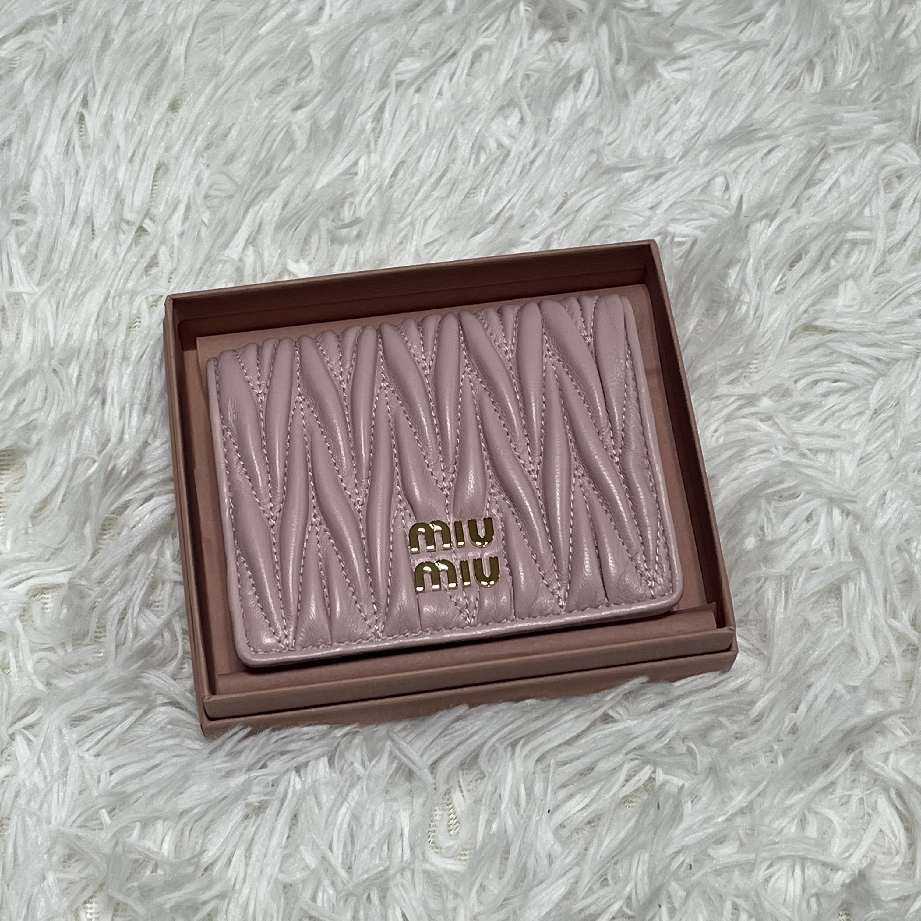 Miu Miu Matelasse Nappa Leather Wallet Alabaster Pink 착용 스타일 - 1