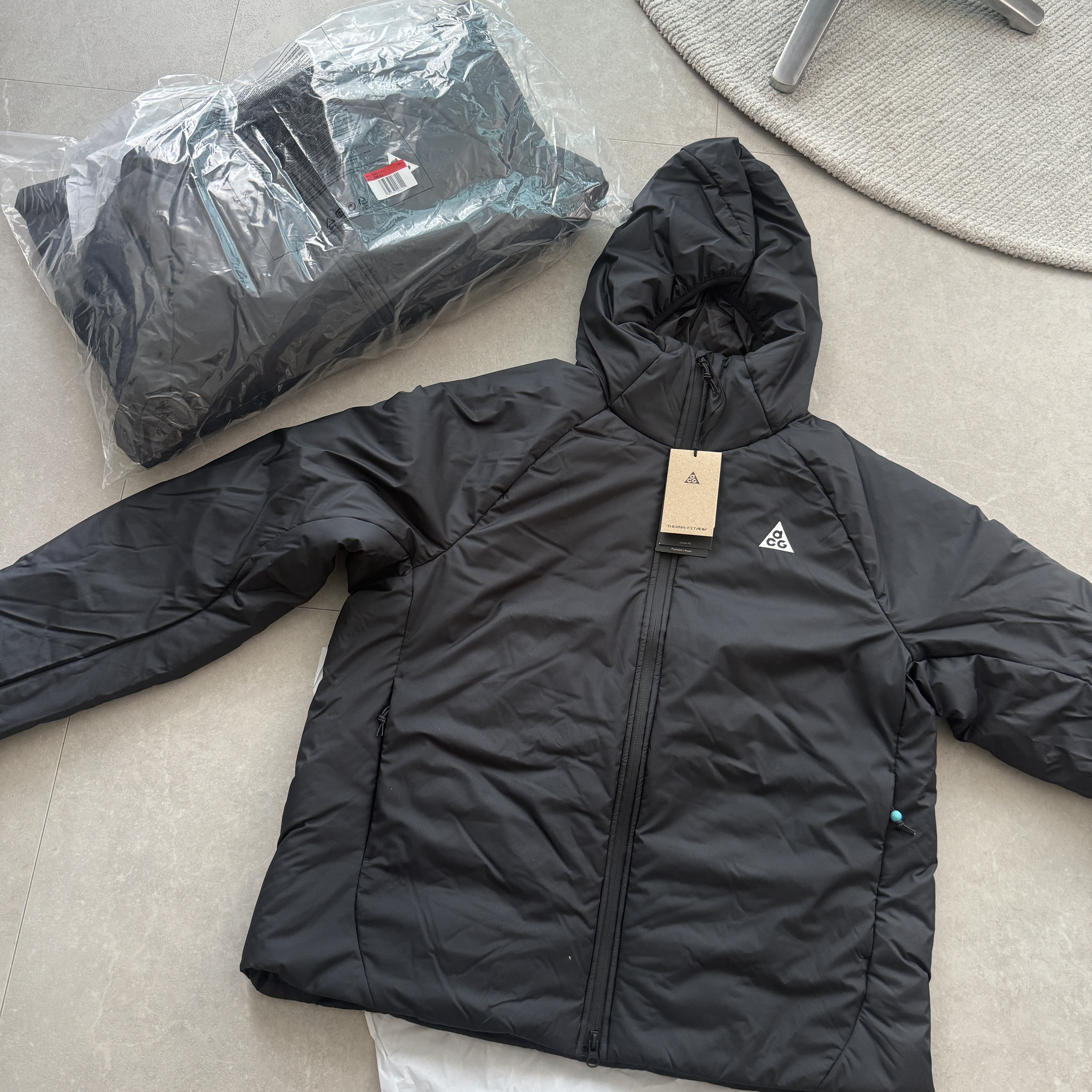 Nike ACG Rope De Dope Primaloft Therma-Fit Jacket Black Summit White - Asia, Nike ACG Storm-Fit ADV Gore-Tex Misery Ridge Jacket Deep Jungle - Asia 착용 스타일 - 1