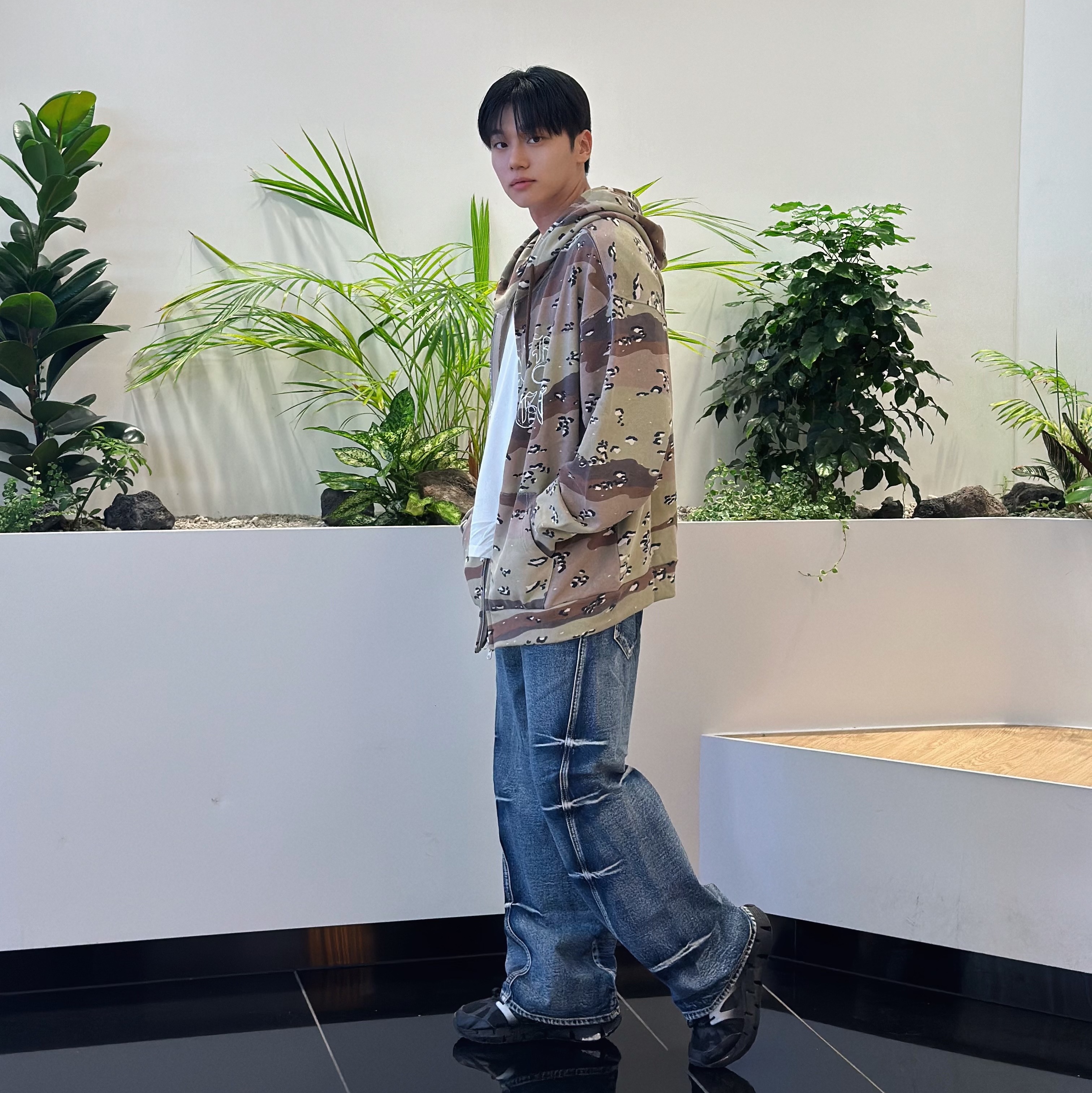 [KREAM 단독] Suade Camo Hood Zip Up Camo 착용 스타일 - 5