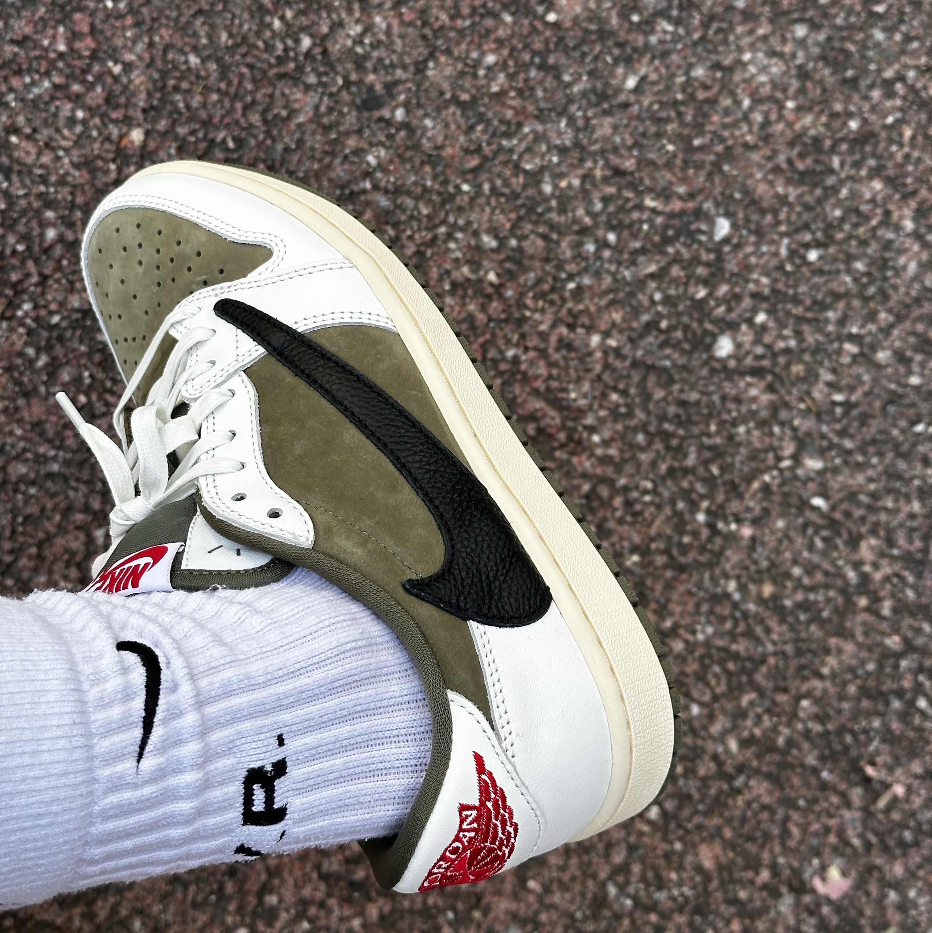 Jordan 1 x Travis Scott Retro Low OG SP Reverse Olive 착용 스타일