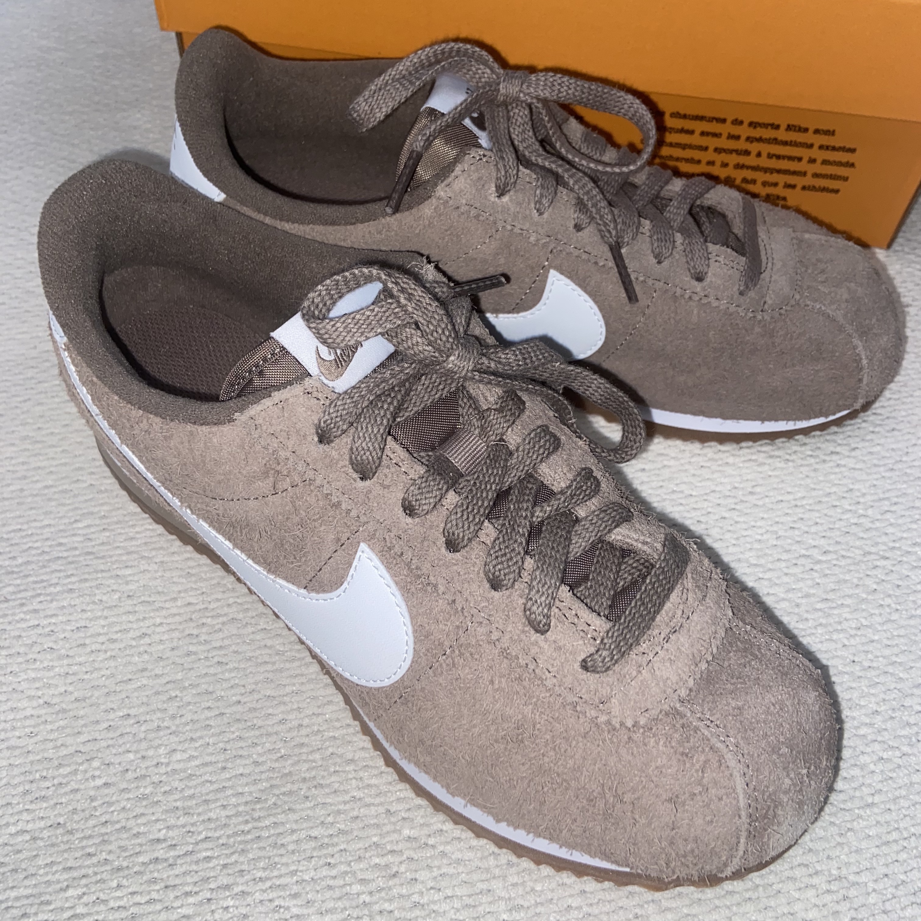 (W) Nike Cortez Vintage Mink Brown Gum Medium Brown 착용 스타일 - 3