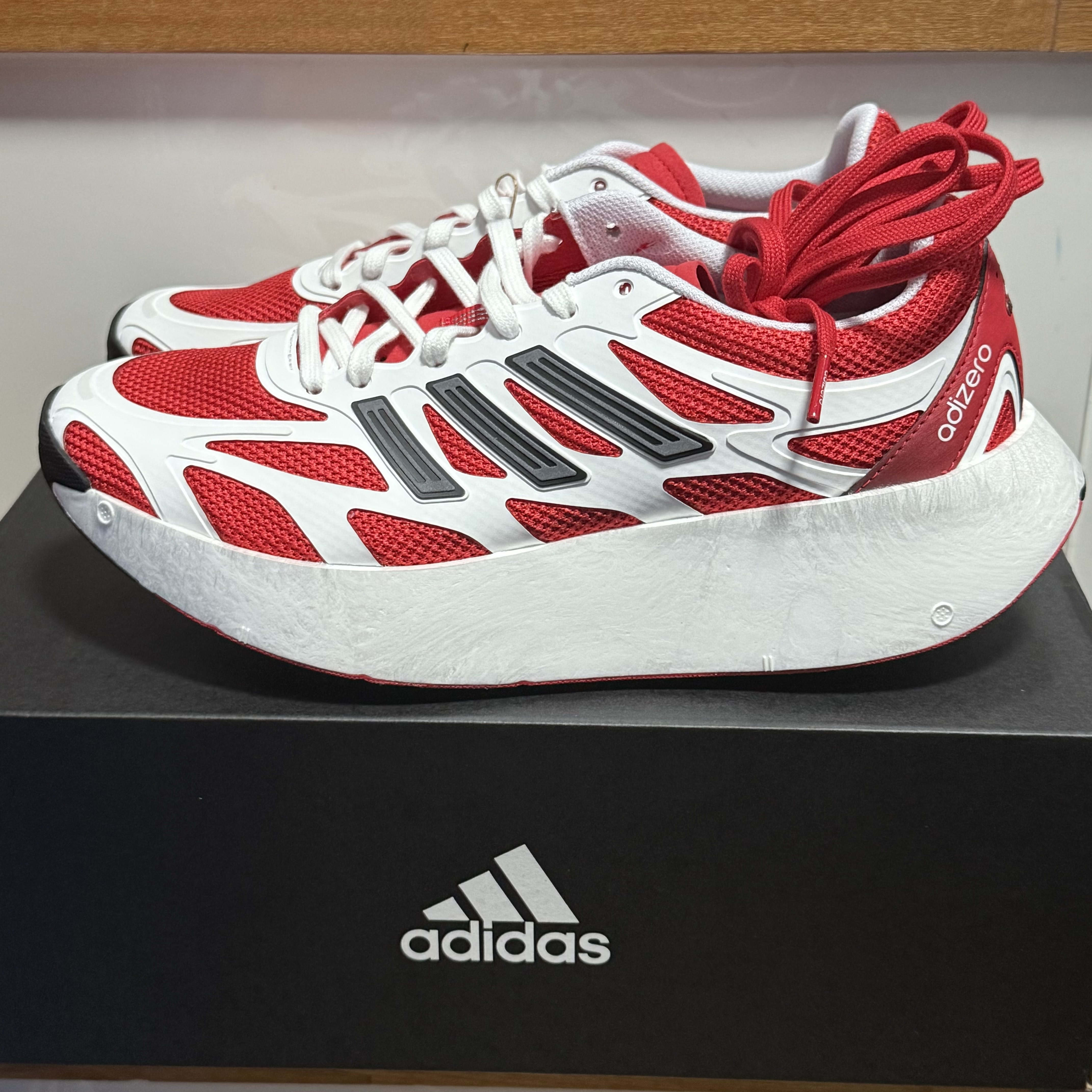 Adidas Adizero Aruku Cloud White Pure Ruby 착용 스타일