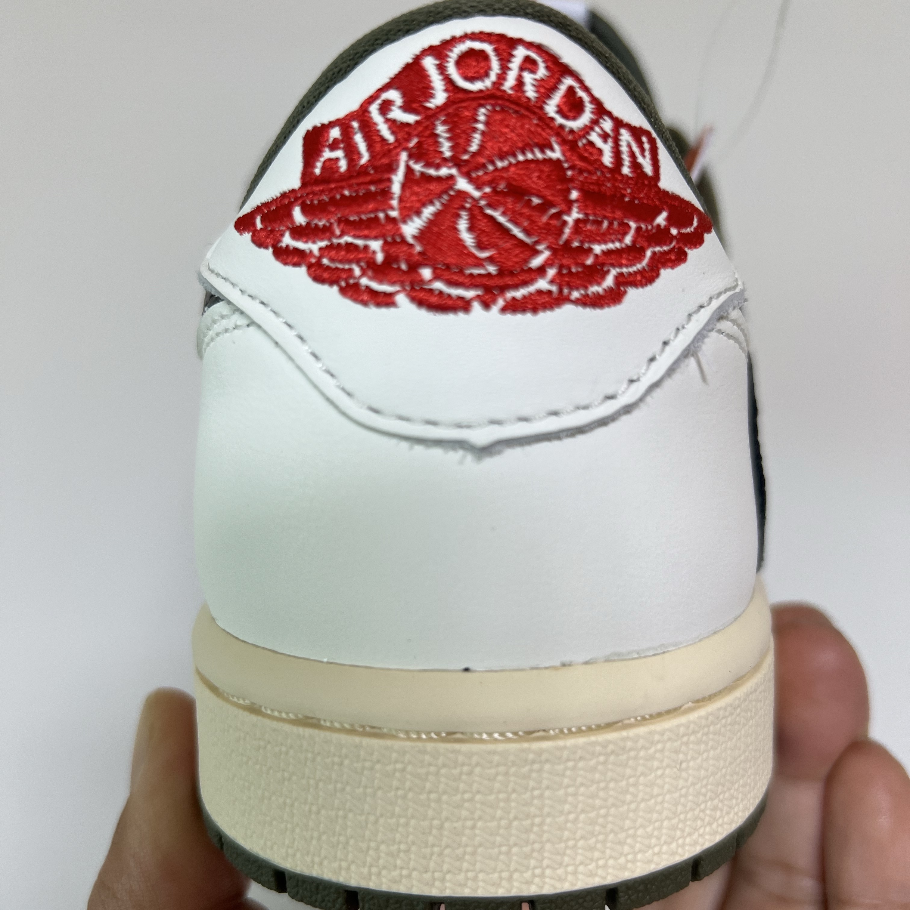 Jordan 1 x Travis Scott Retro Low OG SP Reverse Olive 착용 스타일 - 3
