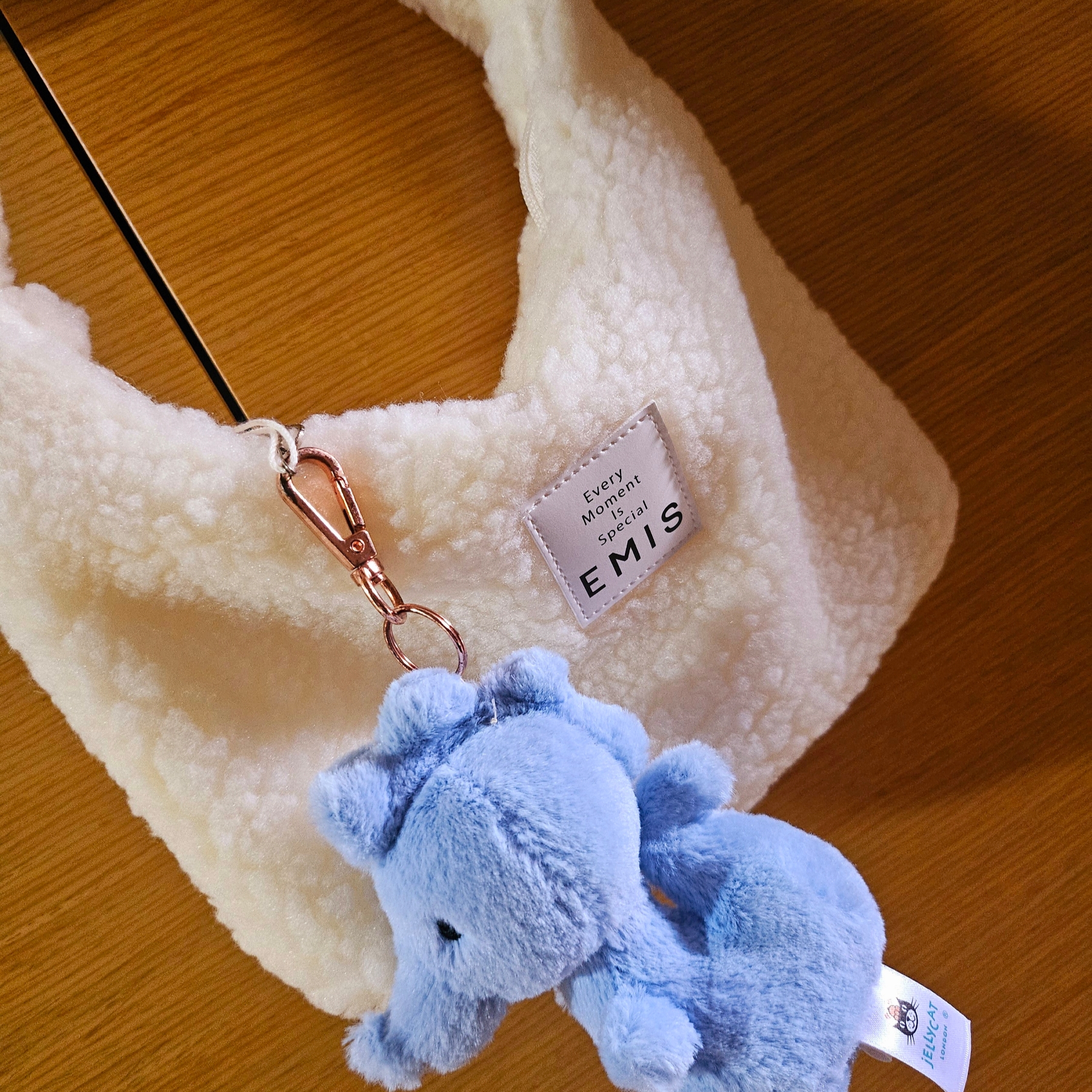 Jellycat Fluffy Seahorse Blue, Emis Boucle Hobo Bag Ivory 착용 스타일