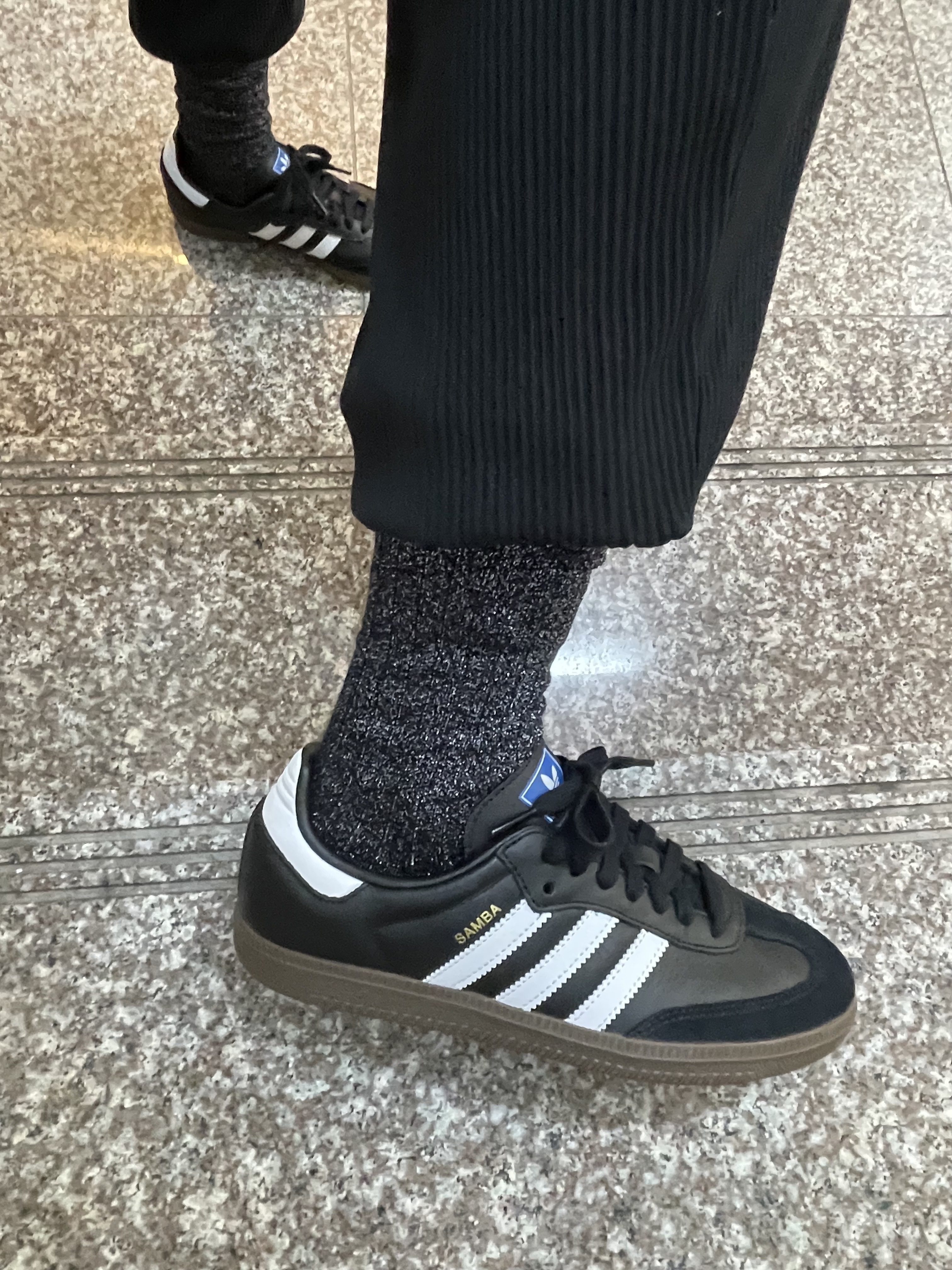 Adidas Premium Essentials Dad Cap Black, Adidas Samba OG Black White Gum 착용 스타일 - 2