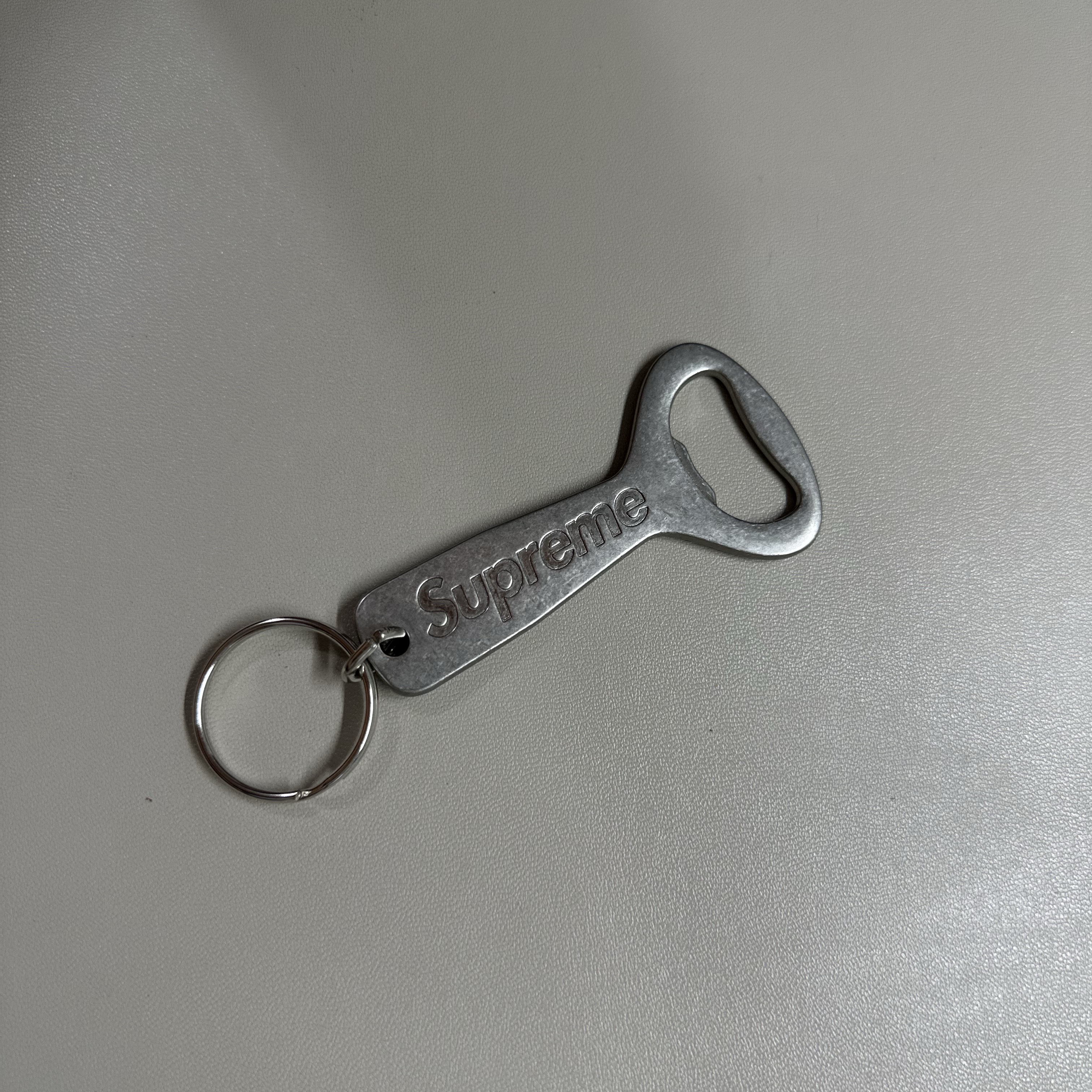Supreme Bottle Opener Keychain Silver - 24FW 착용 스타일 - 2