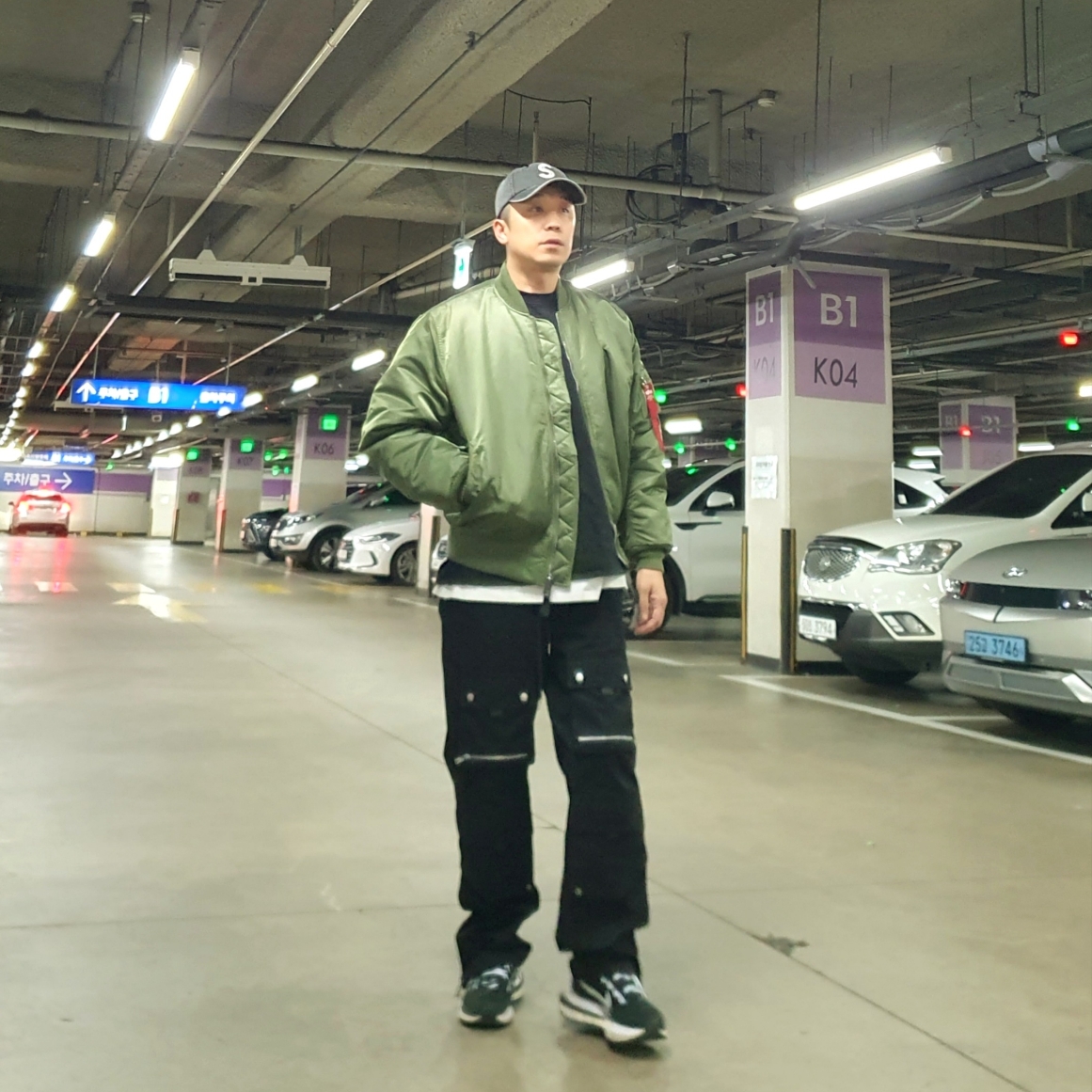 ALPHA INDUSTRIES MA-1 Flight Jacket Sage, Nike x Sacai VaporWaffle Black White 착용 스타일