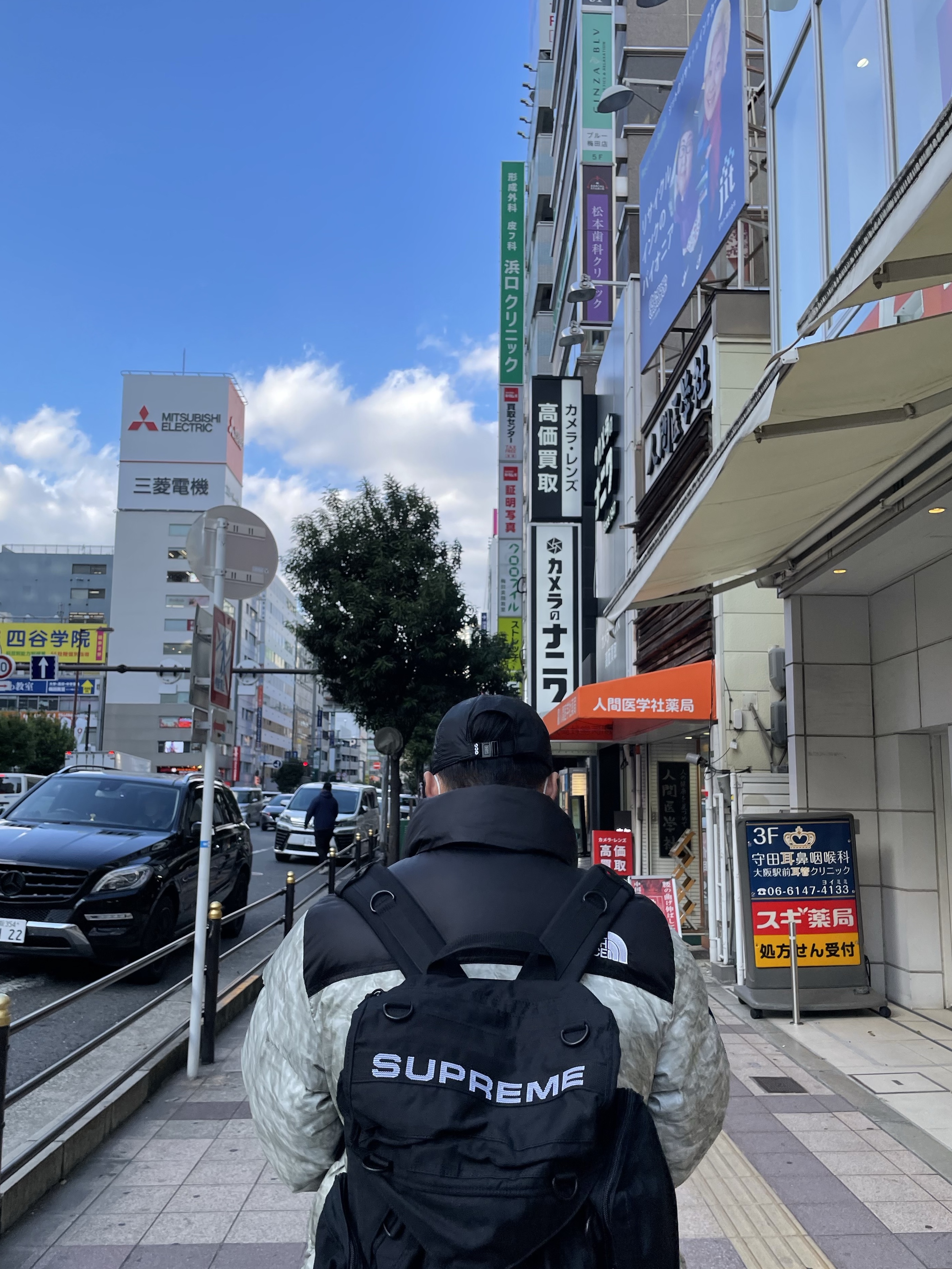 Supreme Field Backpack Black - 23SS, Supreme x The North Face Paper Print Nuptse Jacket - 19FW 착용 스타일 - 1
