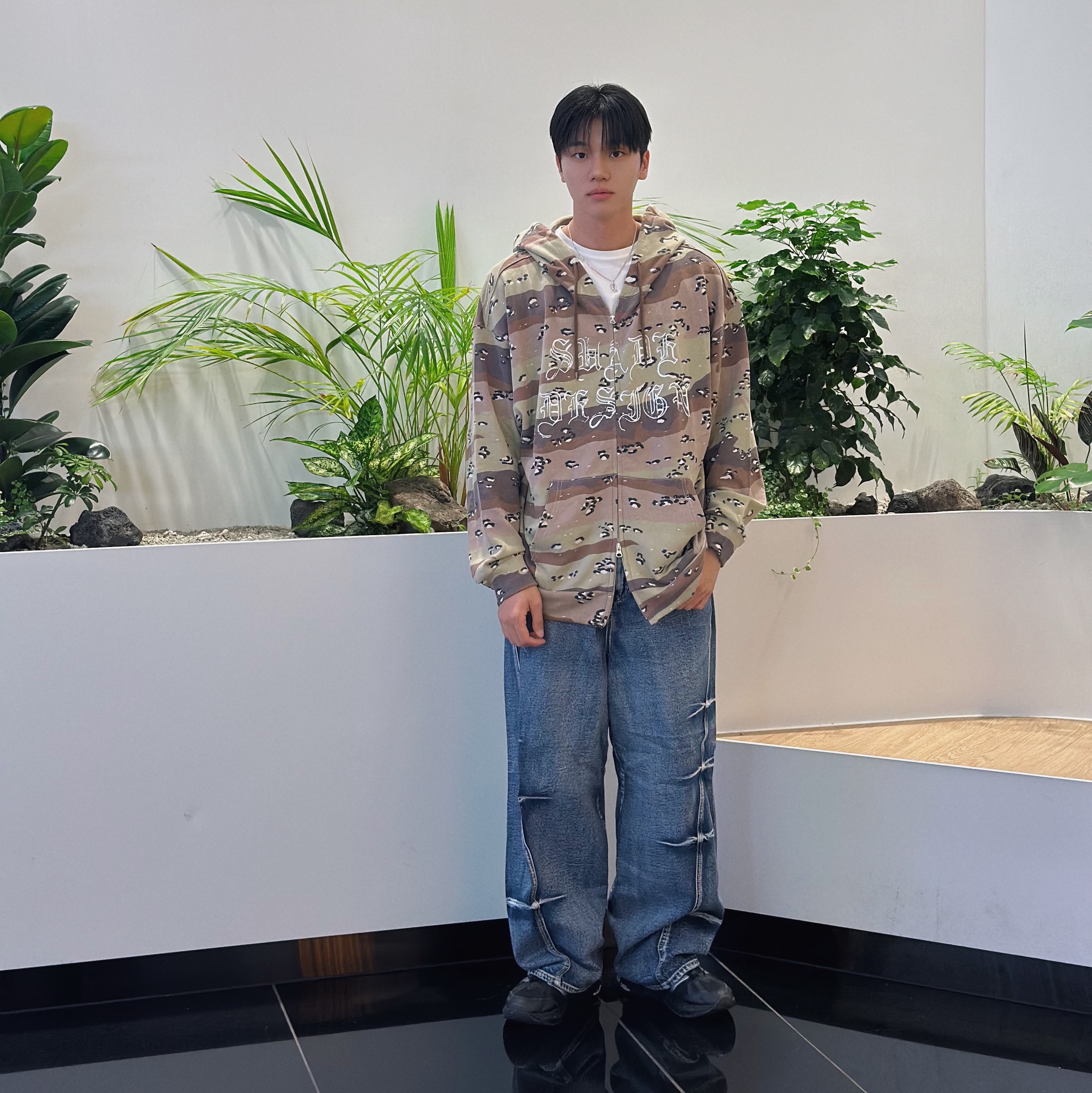 [KREAM 단독] Suade Camo Hood Zip Up Camo 착용 스타일 - 4