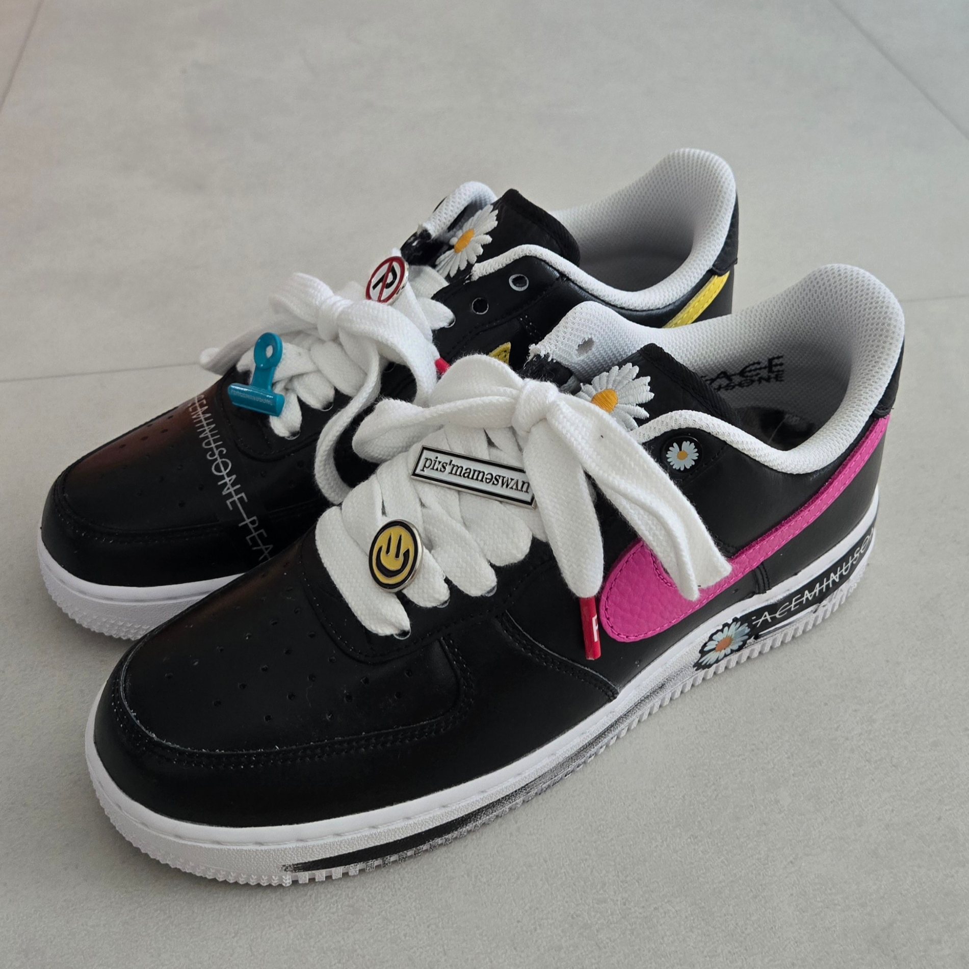 Nike x Peaceminusone Air Force 1 Low Para-Noise 3.0 Black and Multicolor, Peaceminusone Daisy Sticker Tape #1 (Set of 3) 착용 스타일 - 1