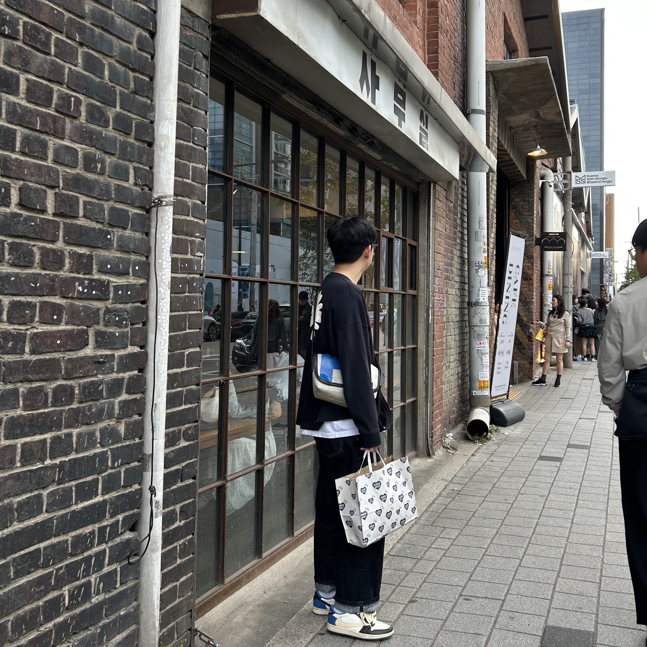 Jordan 1 x Travis Scott x Fragment Retro Low OG SP Military Blue, Nike x Peaceminusone LS T-Shirt Black (DR0098-010) 착용 스타일