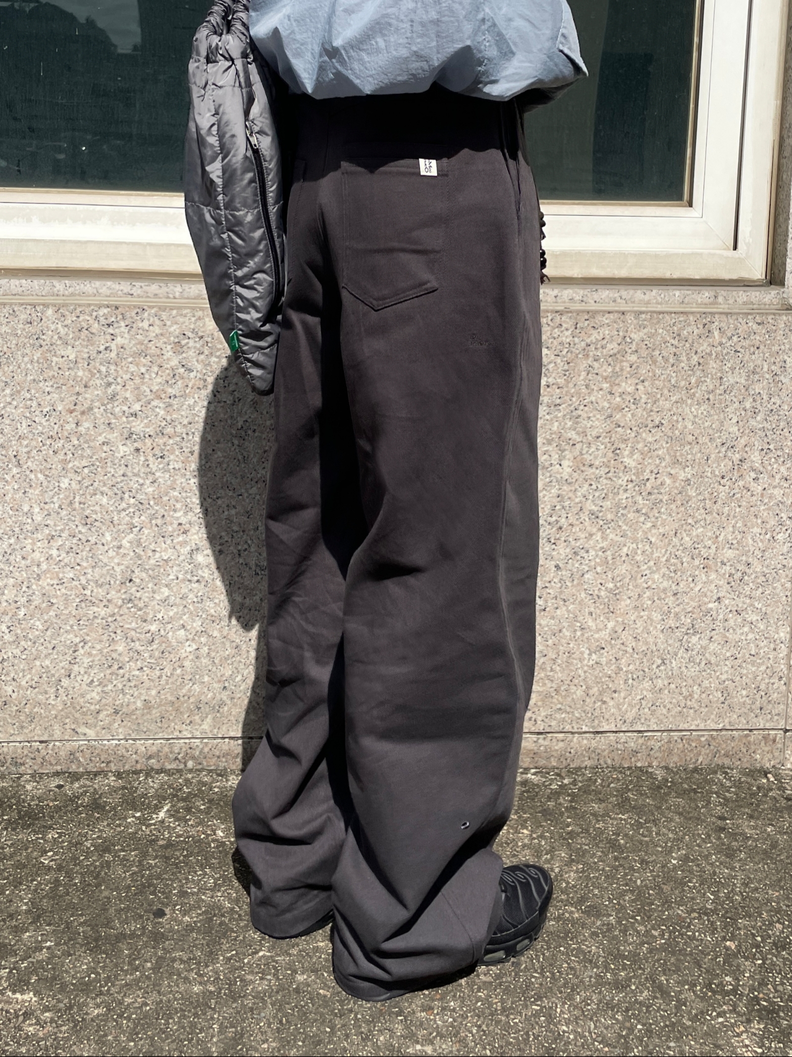 (W) Nike Air Max Plus Triple Black 착용 스타일 - 6