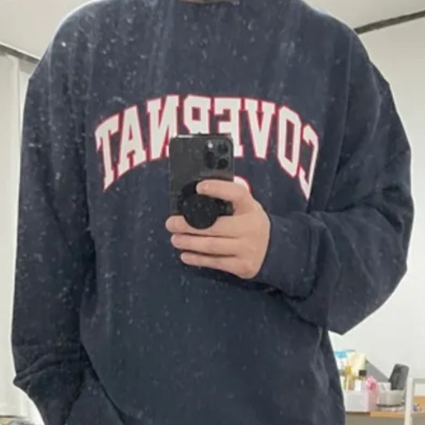 Covernat Arch Logo Sweatshirt Navy 착용 스타일