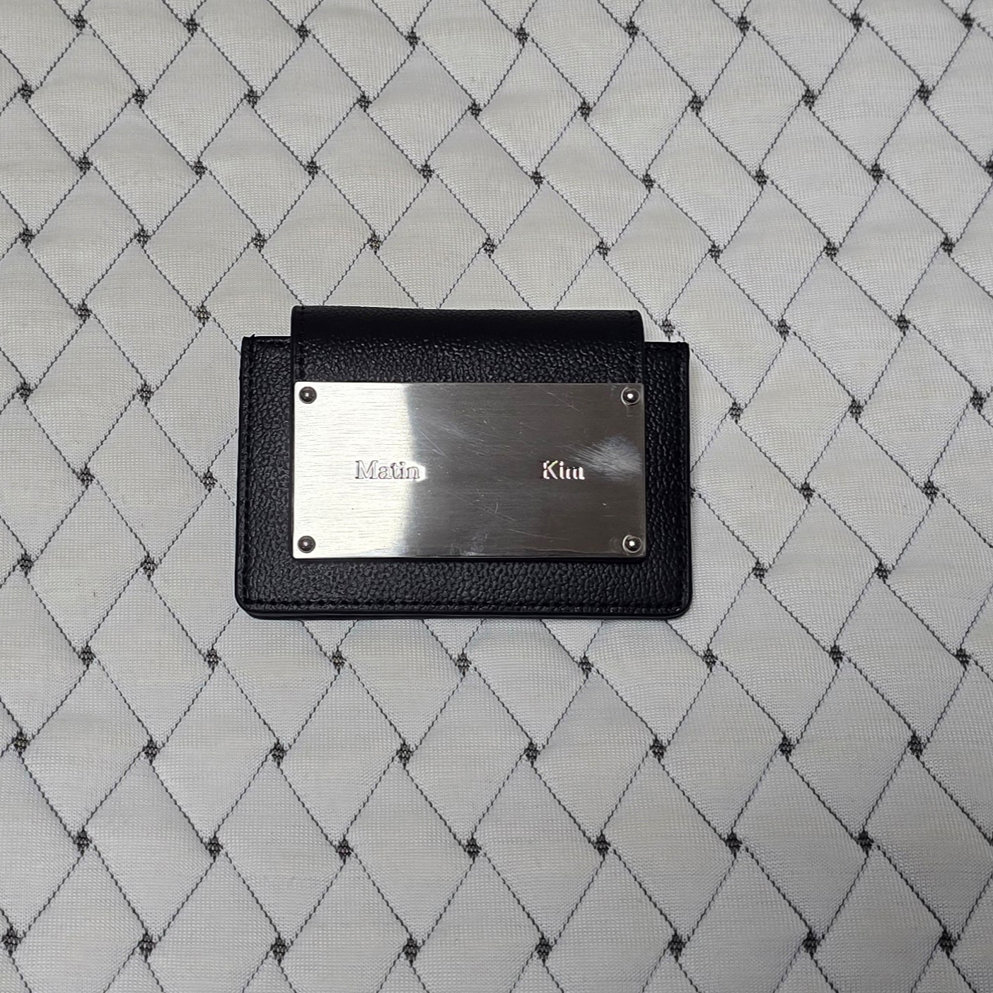 Matin Kim Accordion Wallet Black 착용 스타일 - 2