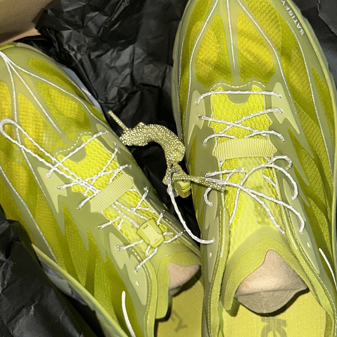 Hoka x Satisfy Mafate Speed 4 Lite Sulfur 착용 스타일