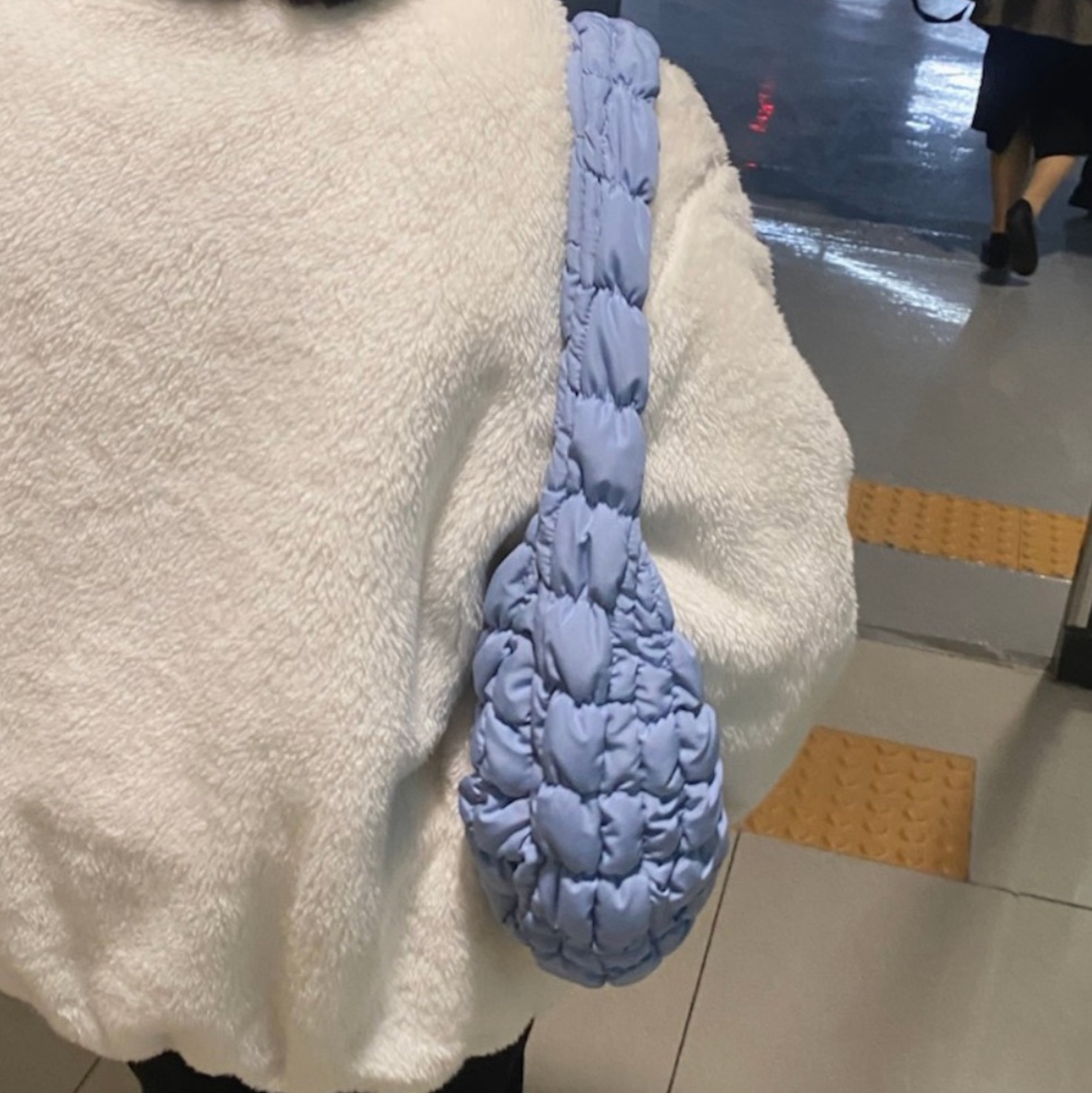 COS Quilted Mini Bag Light Blue 착용 스타일