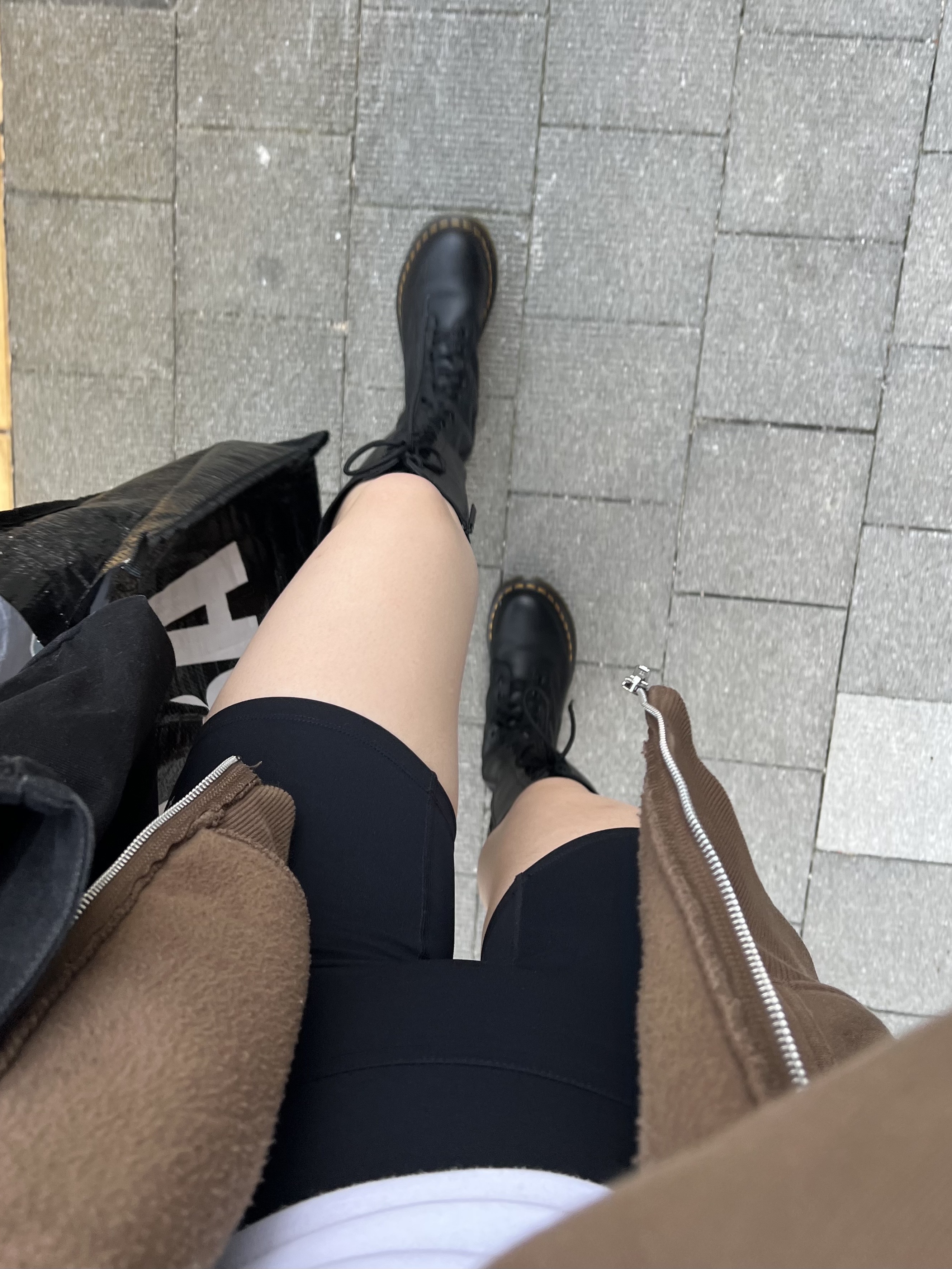 (W) Dr. Martens 1B60 Boots Black, Stussy Basic Stussy Hoodie Coffee 2022 착용 스타일