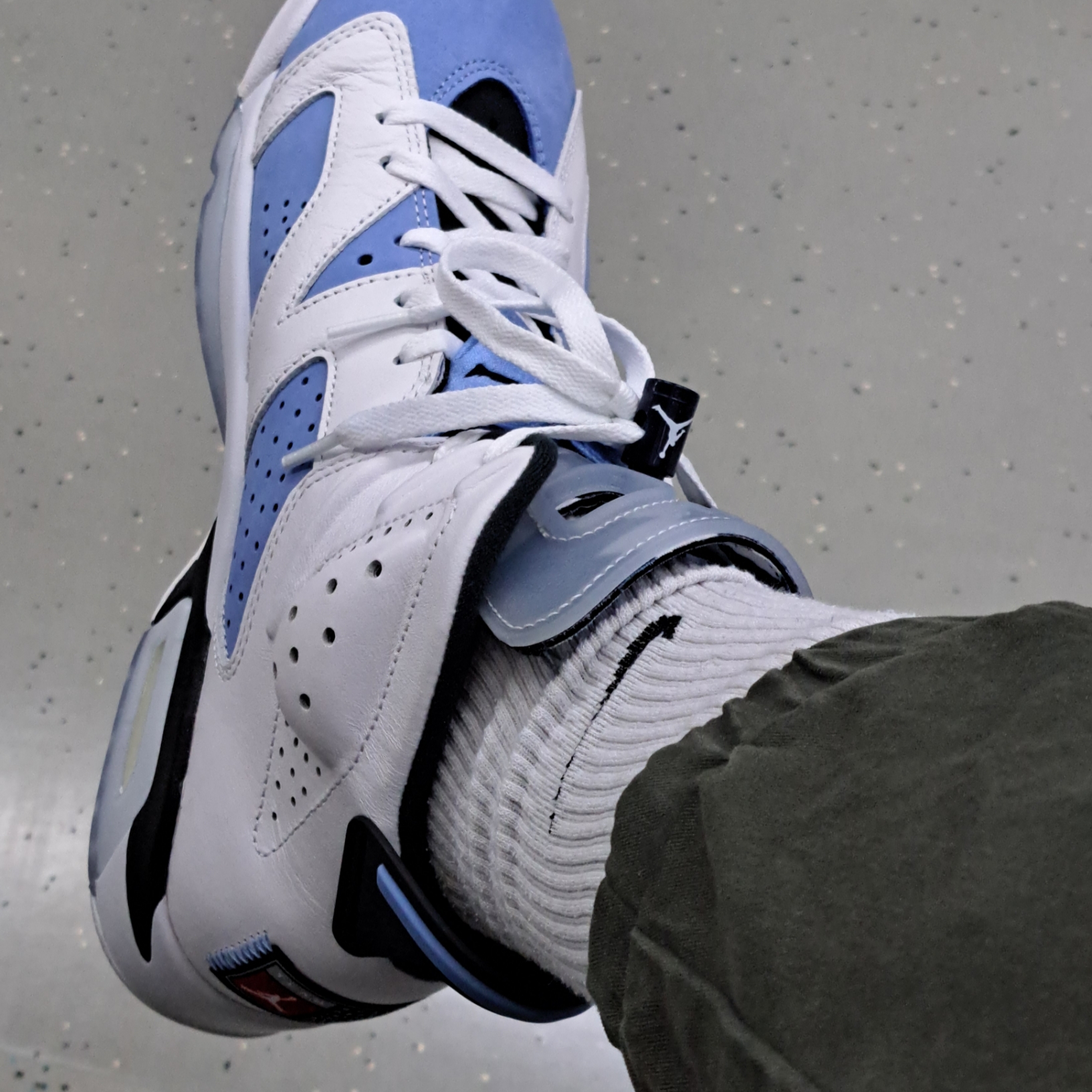 Jordan 6 Retro University Blue 착용 스타일 - 2