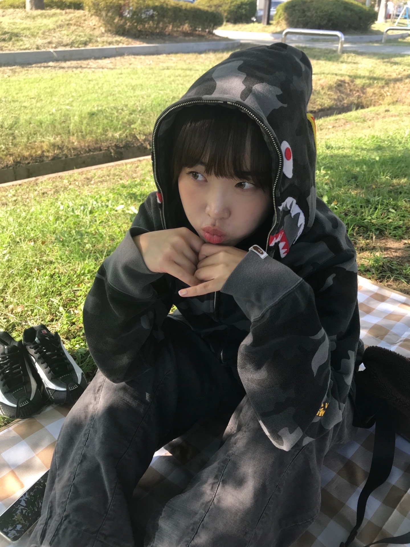 Nike Shox R4 Black and Metallic Silver, BAPE Baby Milo Mini Fur Backpack Brown 착용 스타일