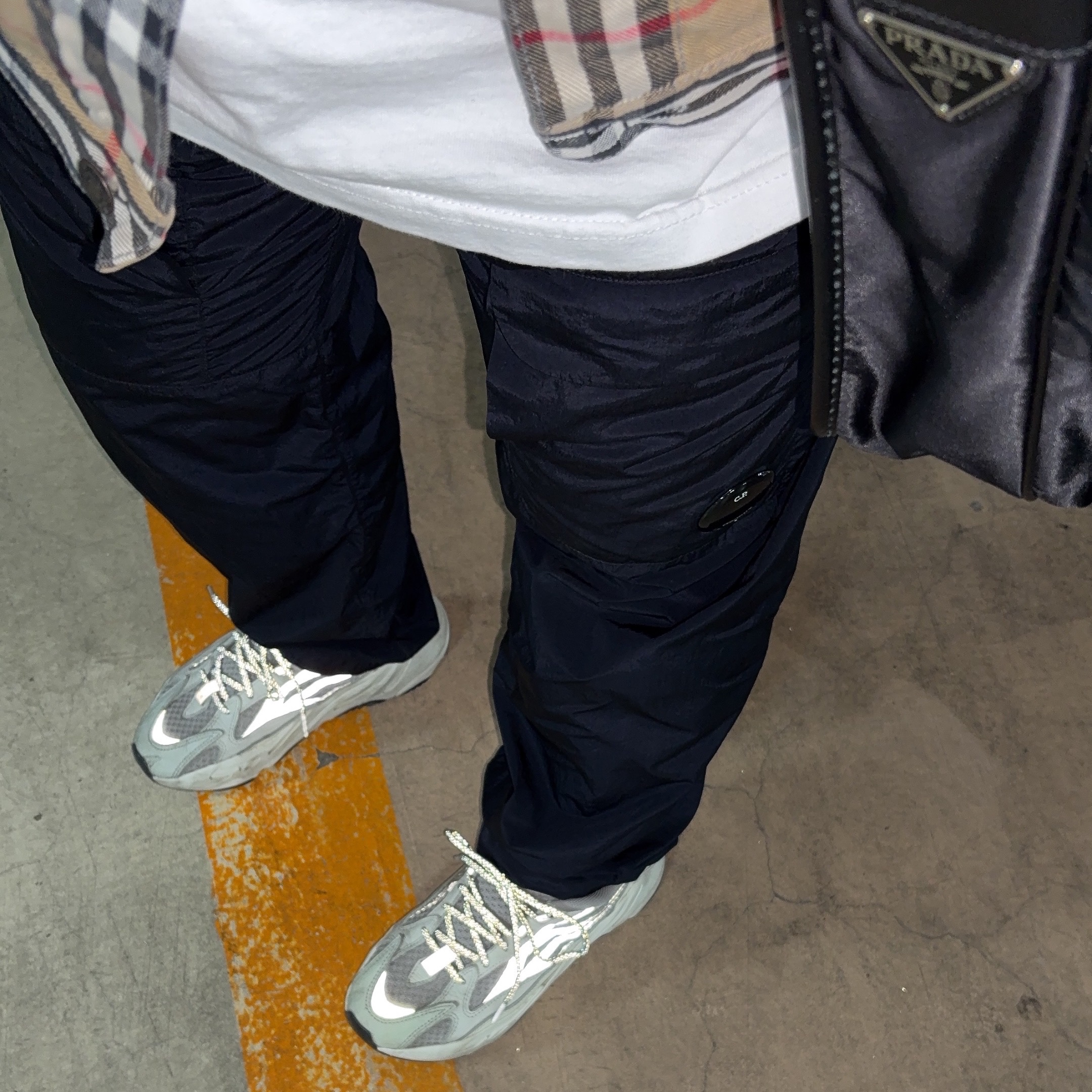 Supreme x Burberry Denim Trucker Jacket Beige - 22SS, Adidas Yeezy Boost 700 V2 Static 2018 착용 스타일