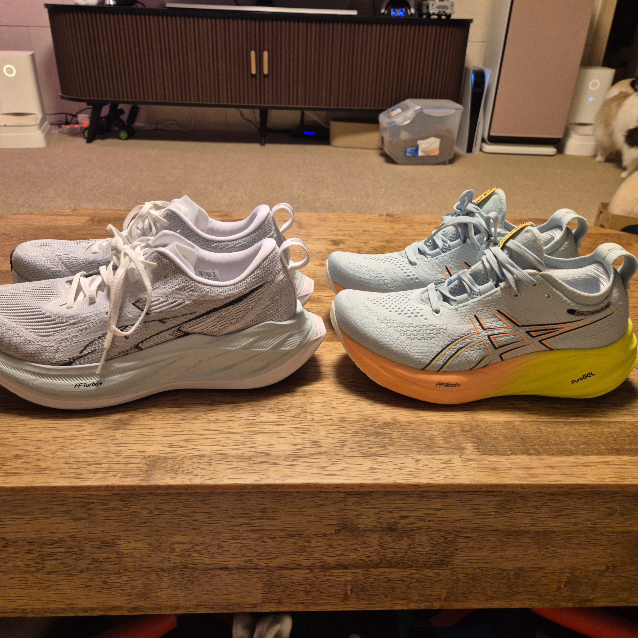 (W) Asics Gel-Nimbus 26 Paris Cool Grey Safety Yellow, Asics Superblast 2 White Cool Grey 착용 스타일