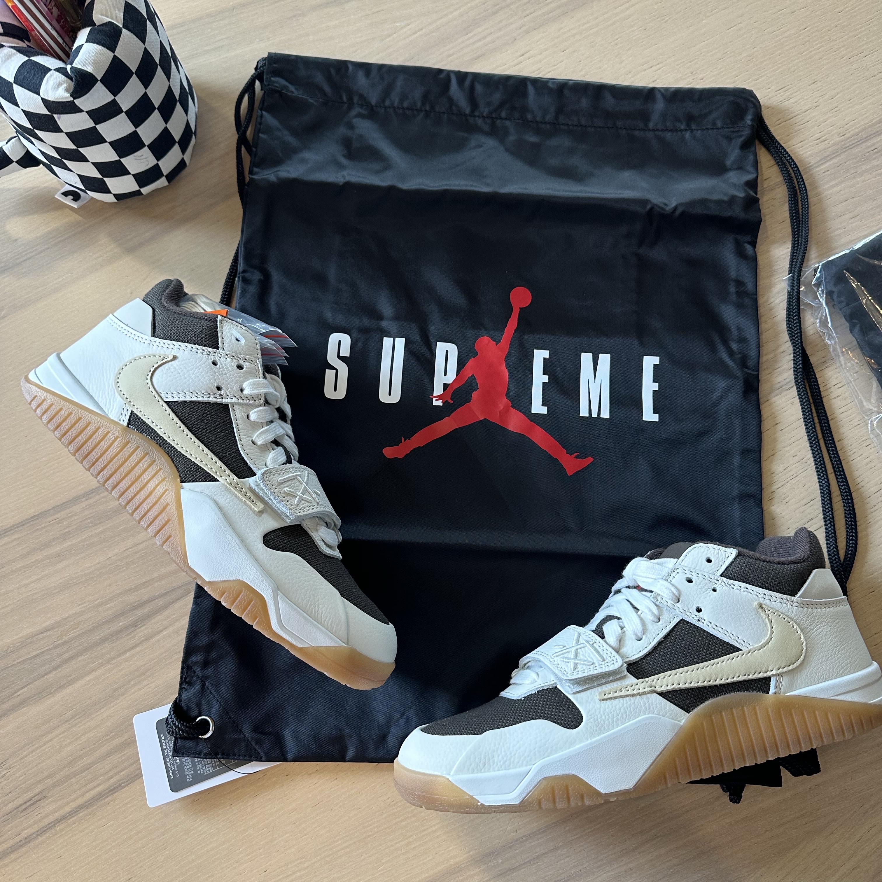 Jordan x Travis Scott Jumpman Jack TR Sail and Dark Mocha 착용 스타일