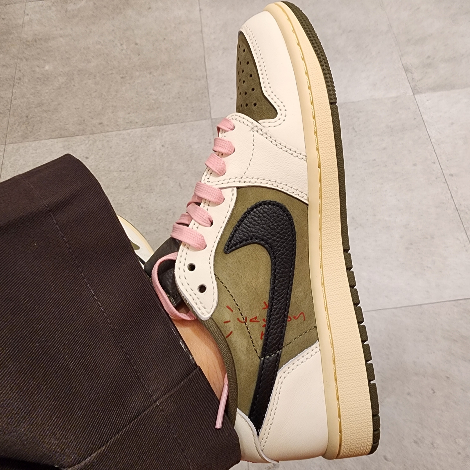 Jordan 1 x Travis Scott Retro Low OG SP Reverse Olive 착용 스타일 - 5