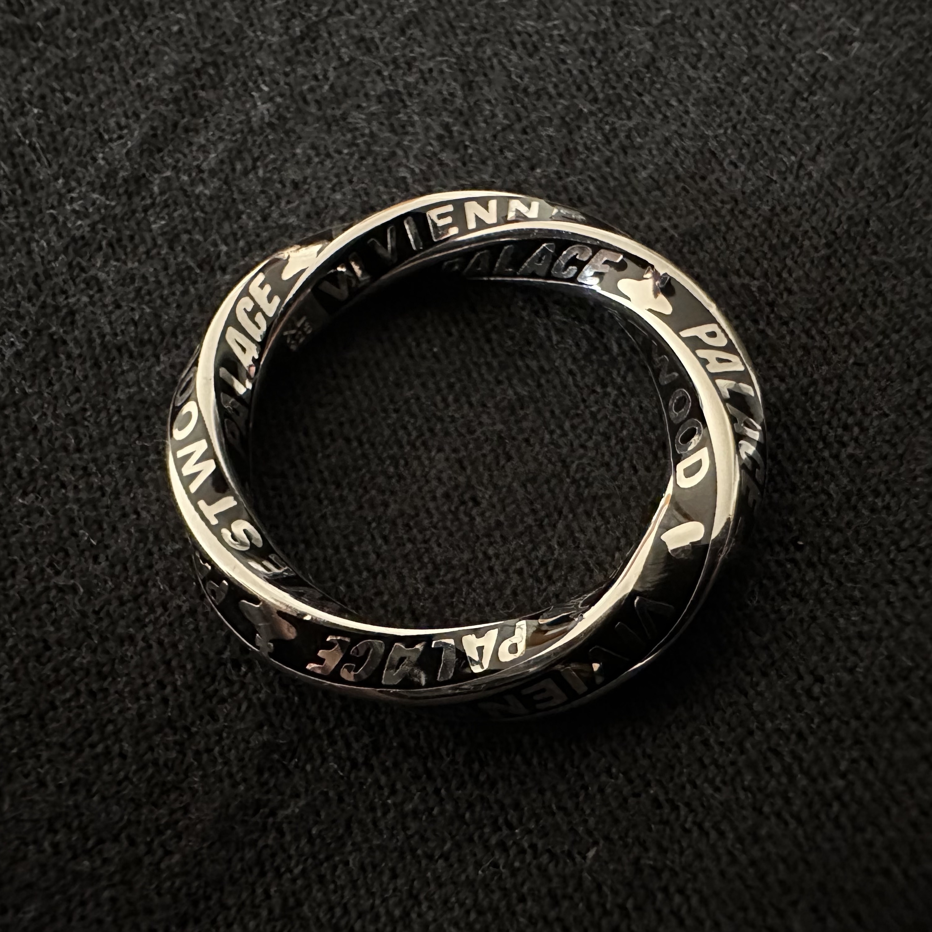 Palace x Vivienne Westwood Small Ring Silver - 24FW 착용 스타일