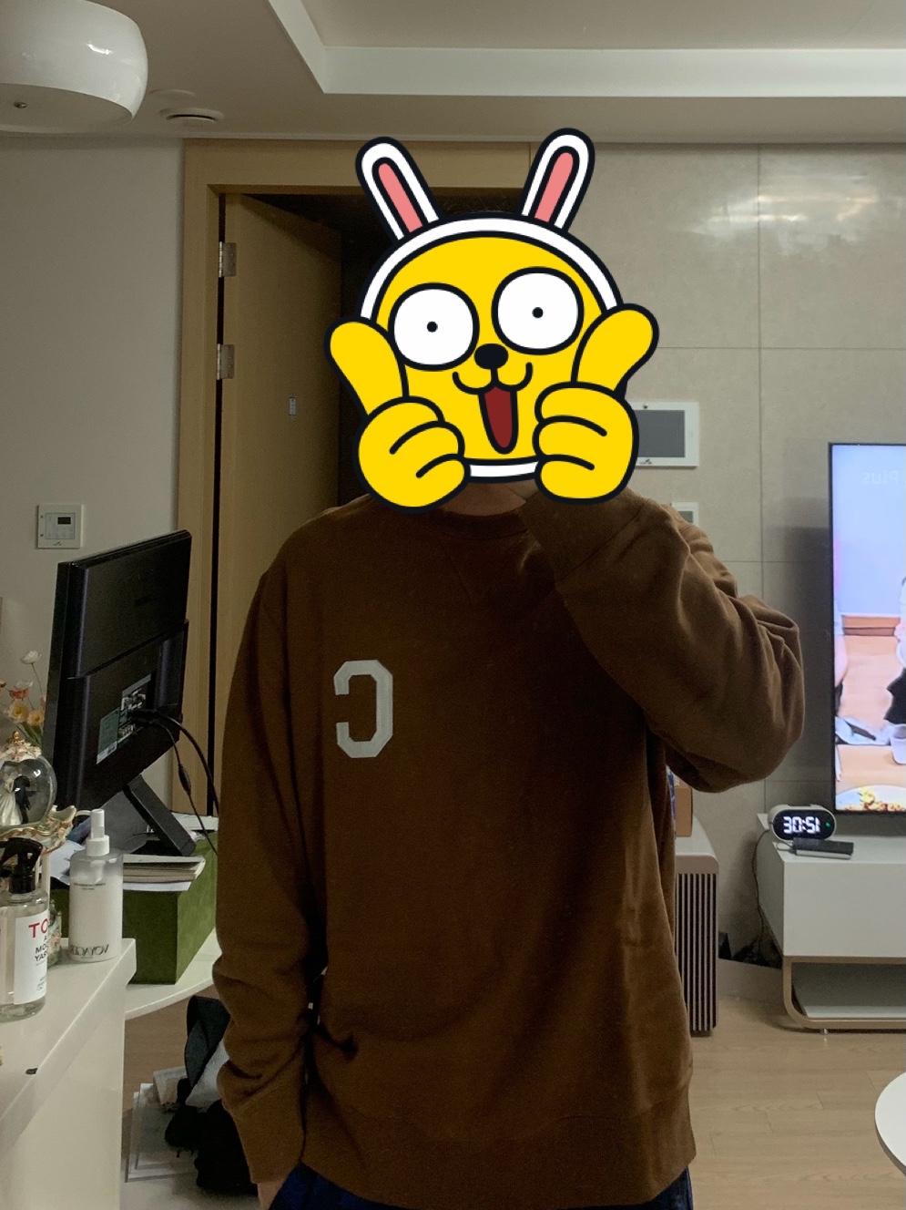 Covernat C Logo Sweatshirt Brown 착용 스타일 - 1