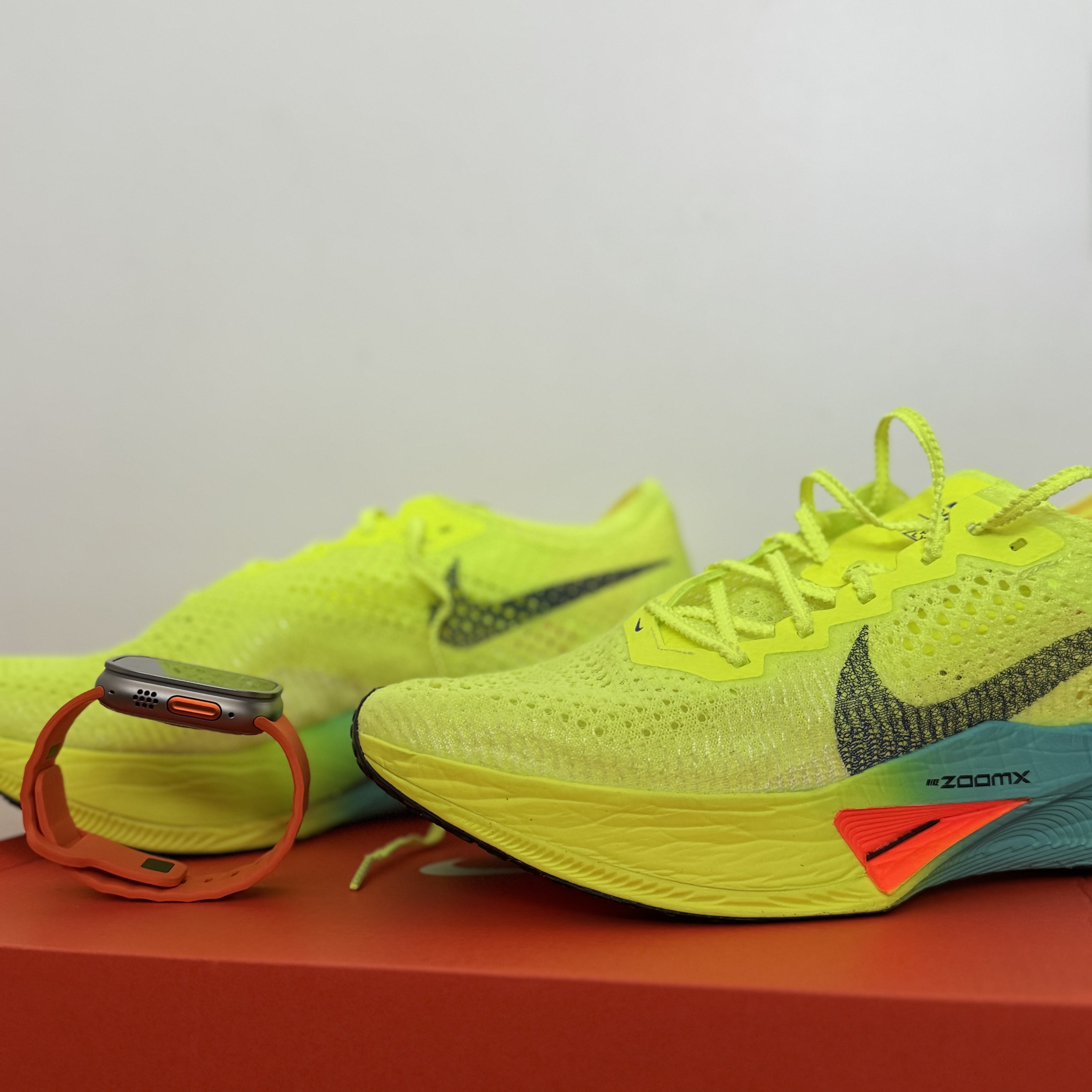Nike ZoomX Vaporfly Next% 3 Volt Scream Green, Apple Watch Ultra 2 49mm Titanium Case with Ocean Band Orange (Korean Ver.) 착용 스타일