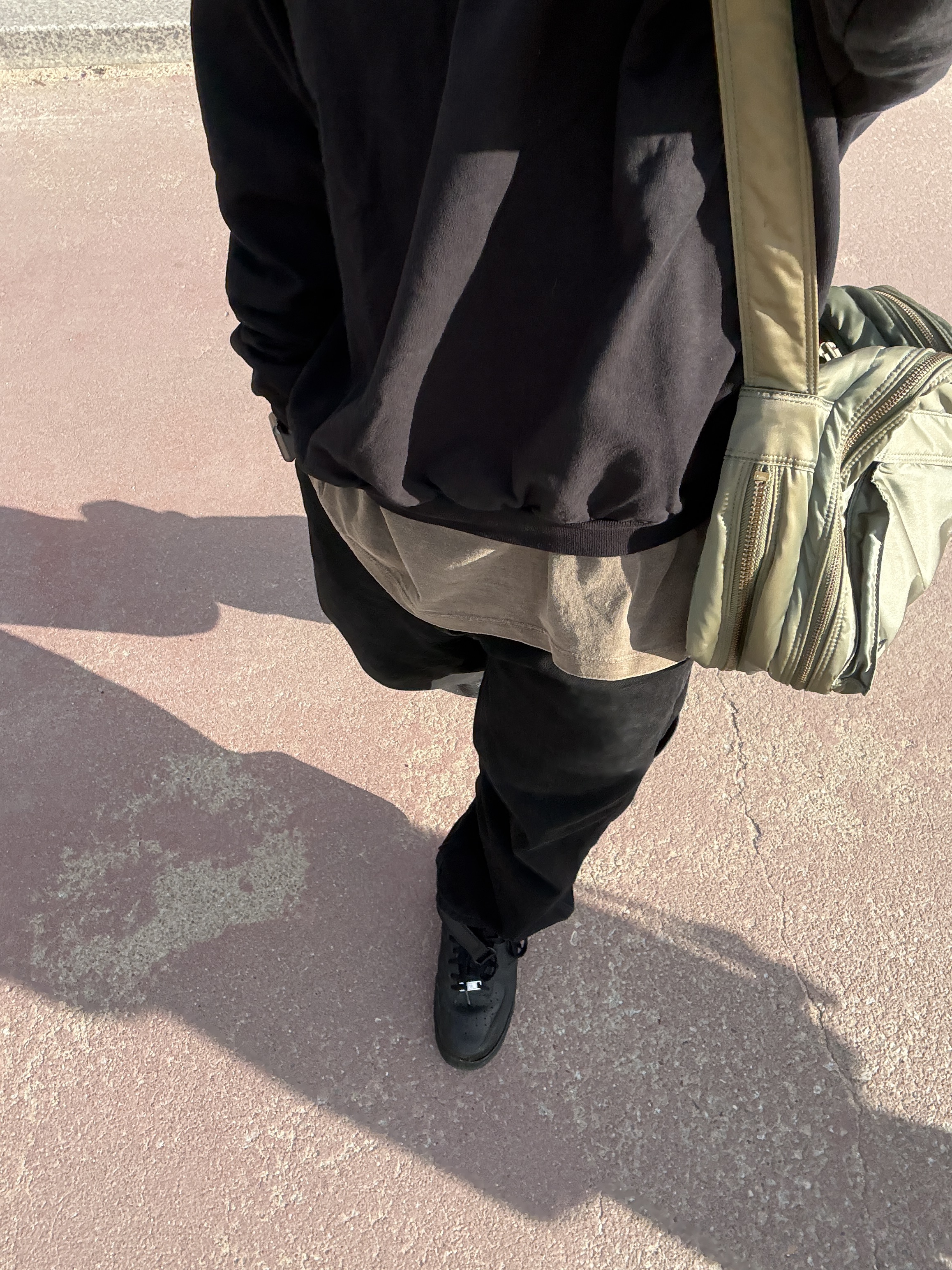 Yeezy x Gosha Rubchinskiy YZY Black Dogs Hoodie Black, Nike Air Force 1 Mid '07 Black 착용 스타일 - 2