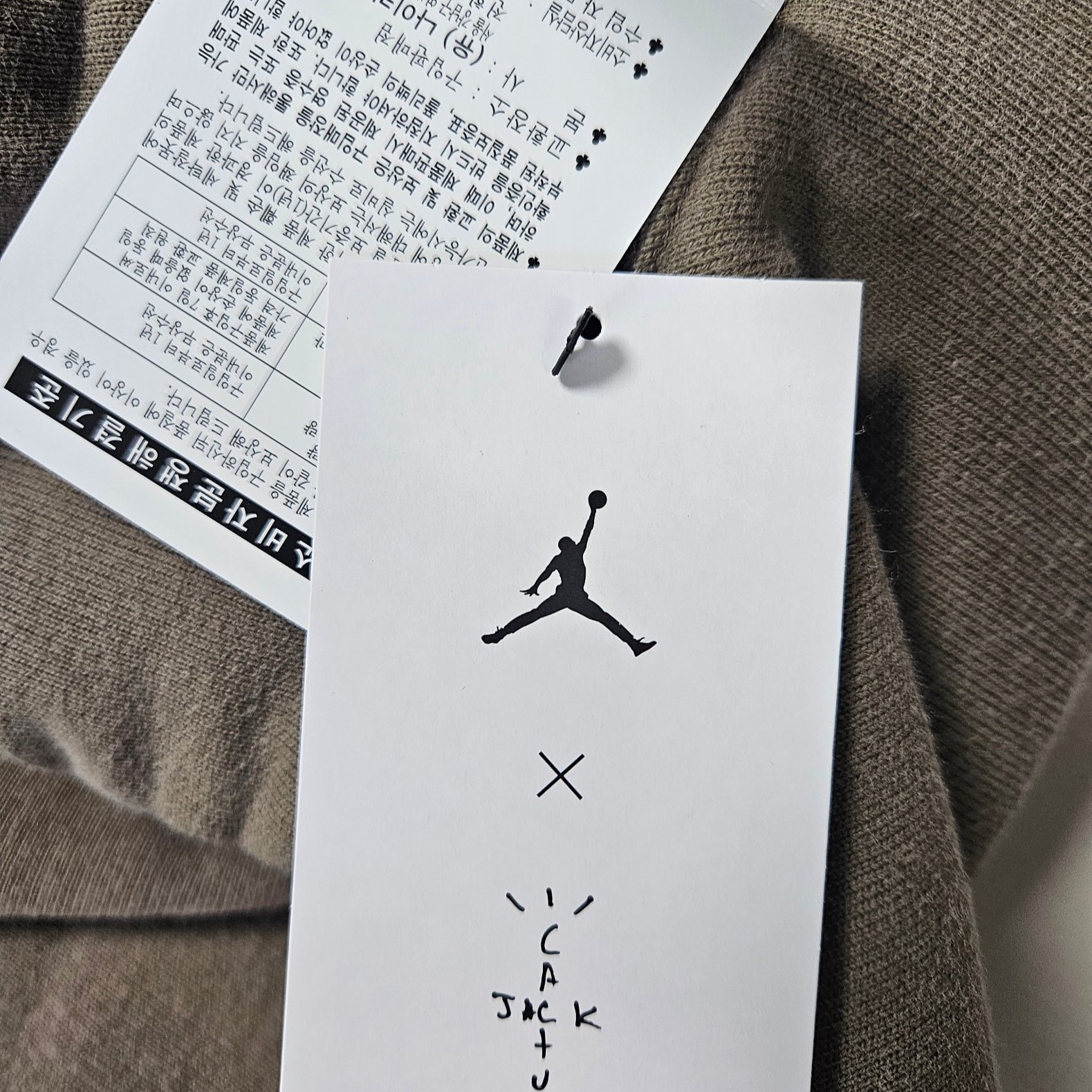 Jordan x Travis Scott Pullover Hoodie Palomino (DZ5502-275) 착용 스타일 - 9