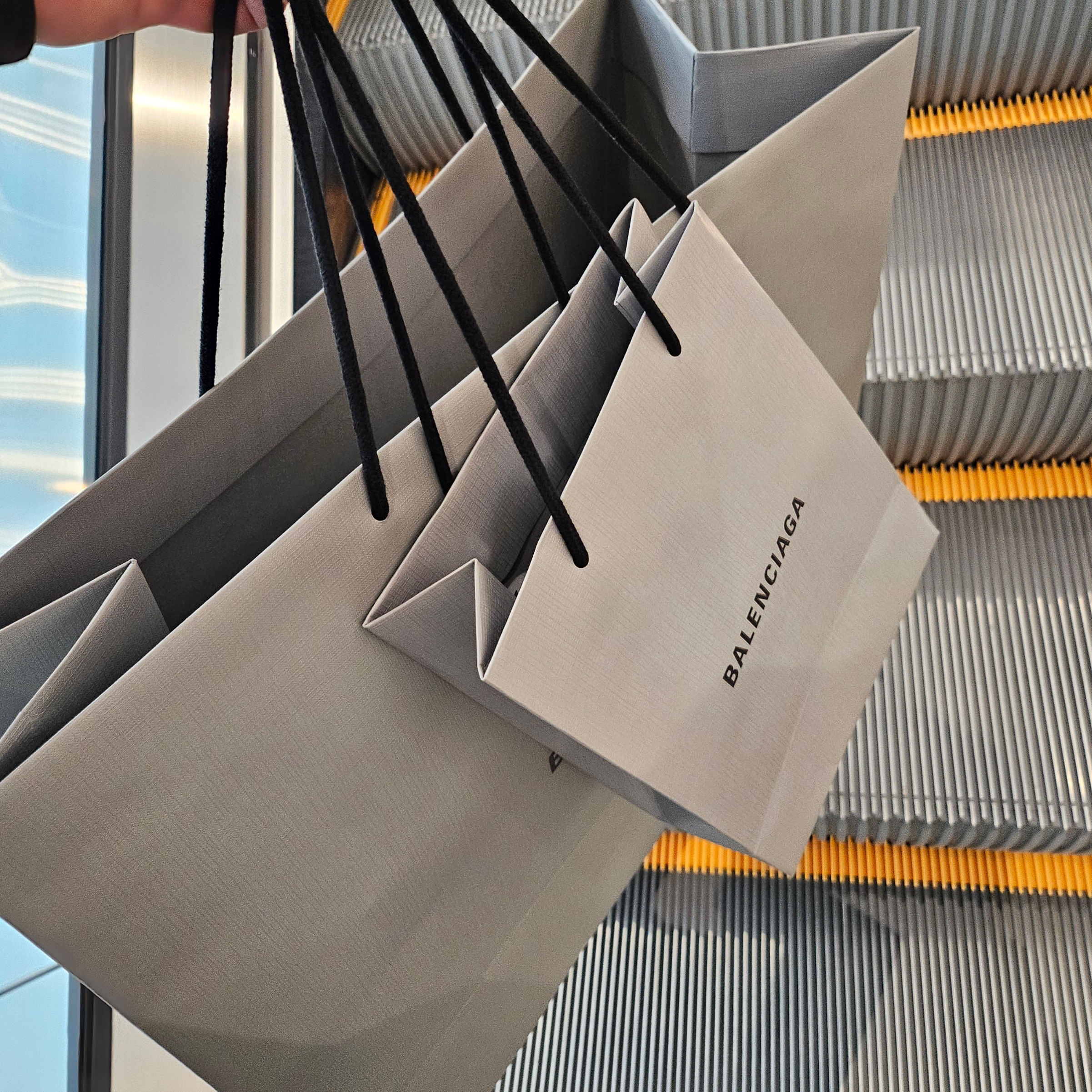 Balenciaga Stapler Sneaker Beige Grey 착용 스타일 - 1