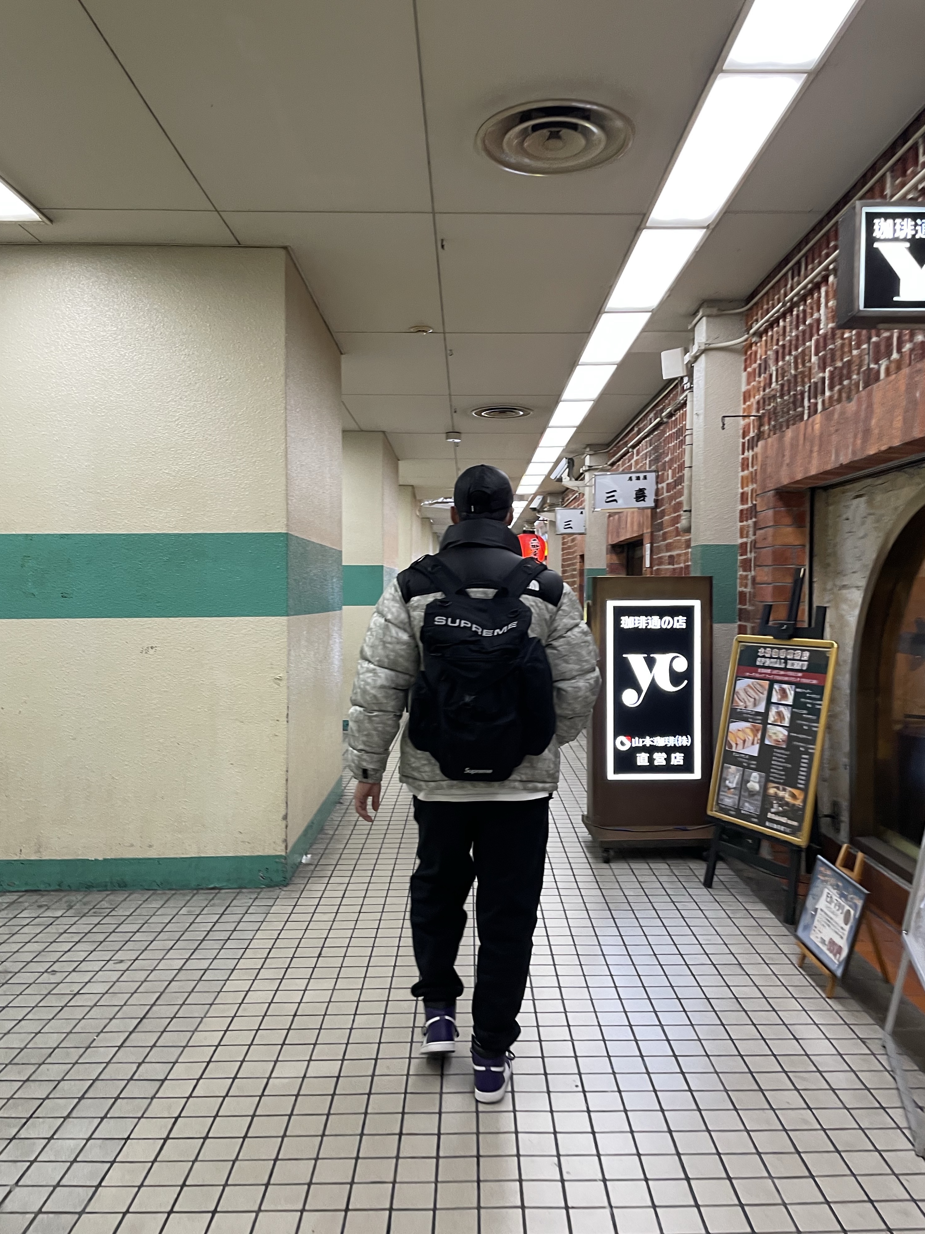 Supreme Field Backpack Black - 23SS, Supreme x The North Face Paper Print Nuptse Jacket - 19FW 착용 스타일 - 2