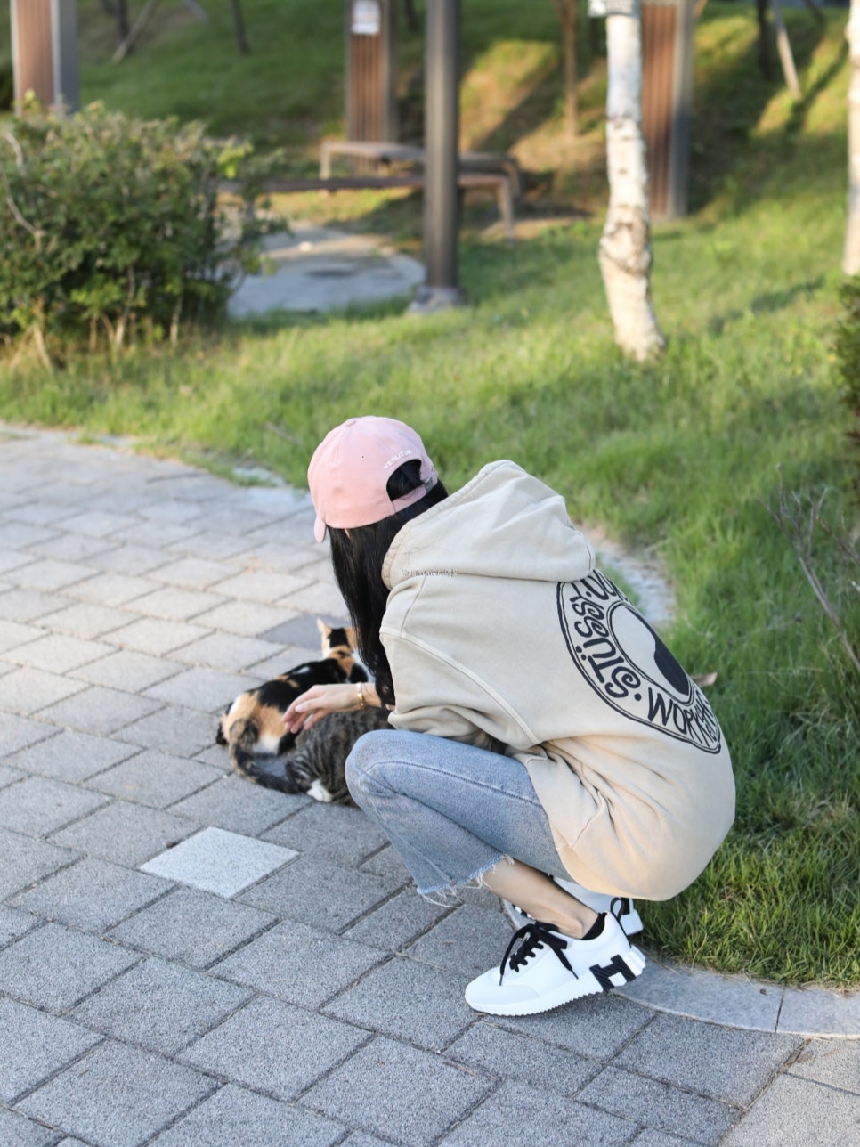 Stussy x Our Legacy Work Shop Pigment Dyed Buana Hoodie Taupe 착용 스타일 - 2