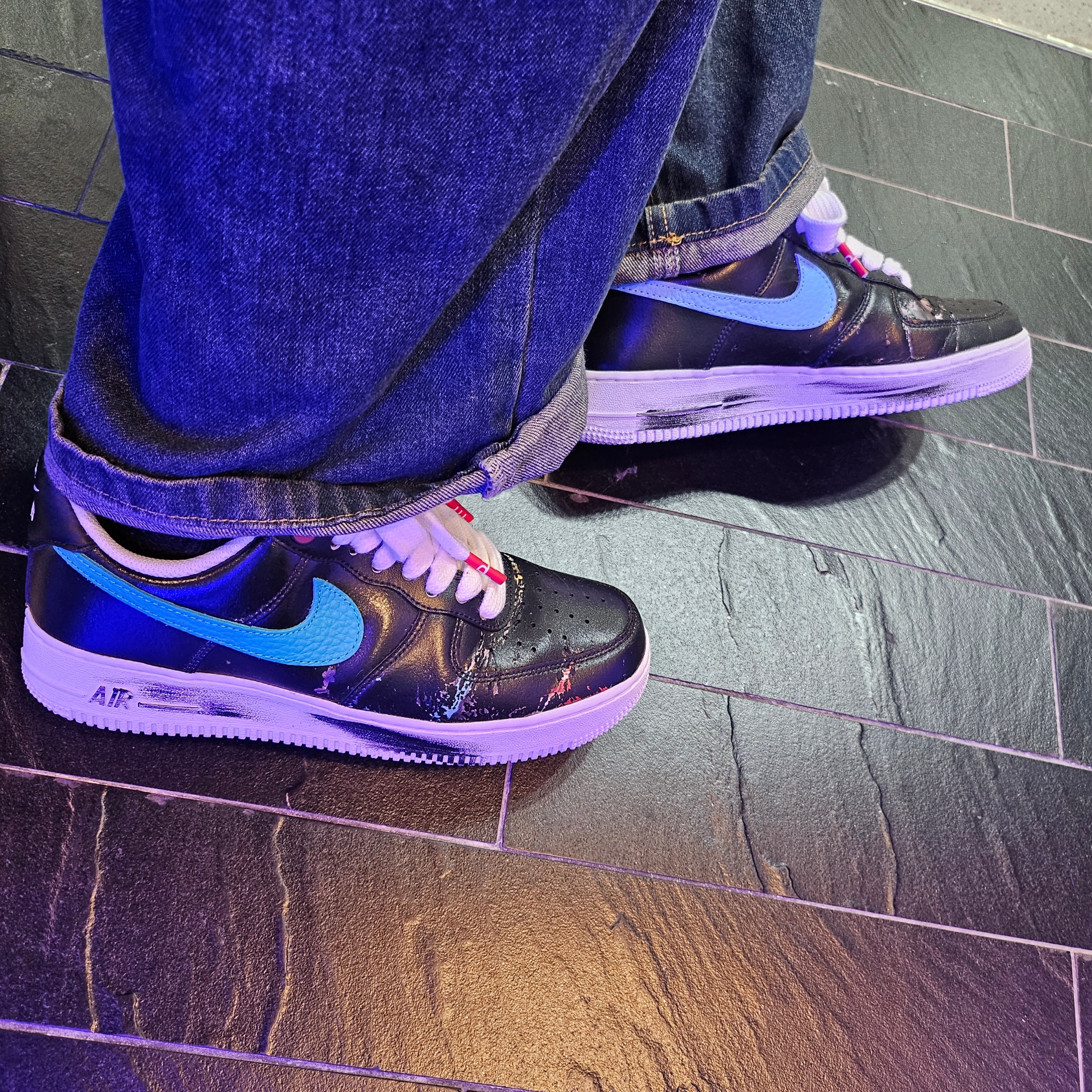 Nike x Peaceminusone Air Force 1 Low Para-Noise 3.0 Black and Multicolor, Stussy Locations Pigment Dyed T-Shirt Black 착용 스타일 - 3