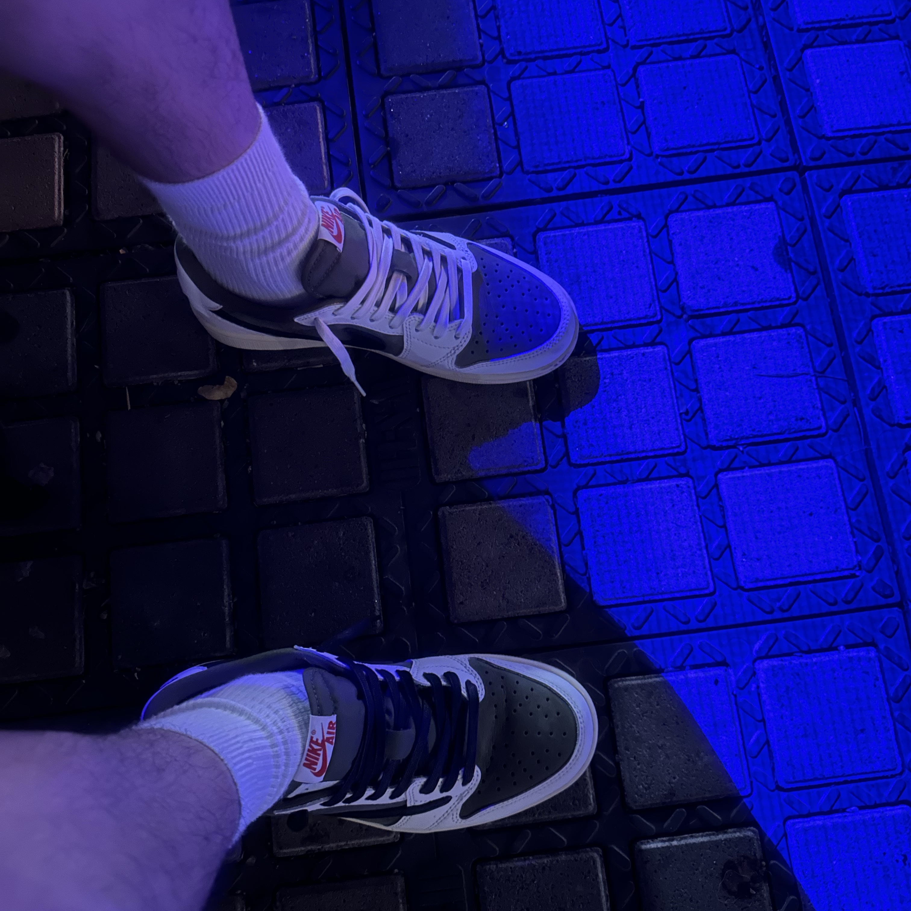Jordan 1 x Travis Scott Retro Low OG SP Reverse Olive 착용 스타일