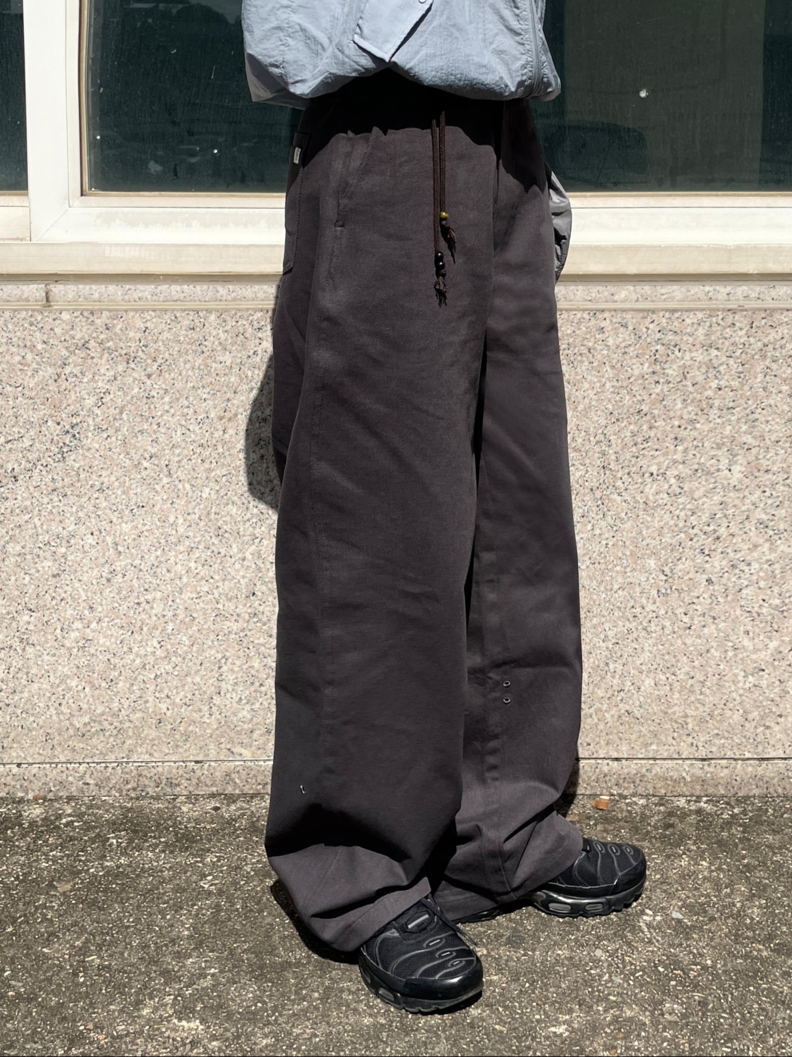 (W) Nike Air Max Plus Triple Black 착용 스타일 - 5
