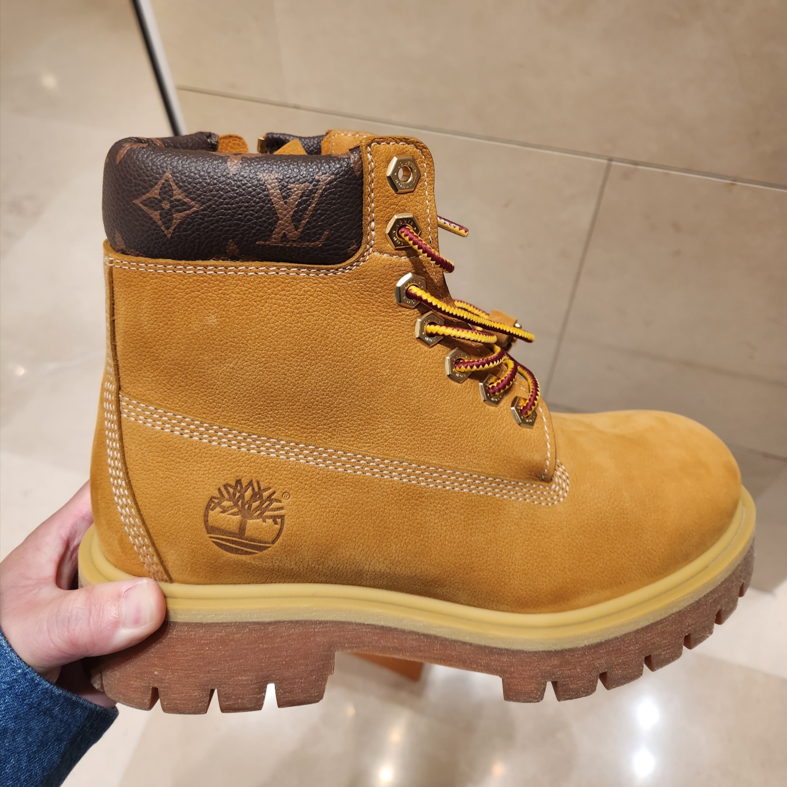 Louis Vuitton x Timberland Ankle Boot Beige 착용 스타일