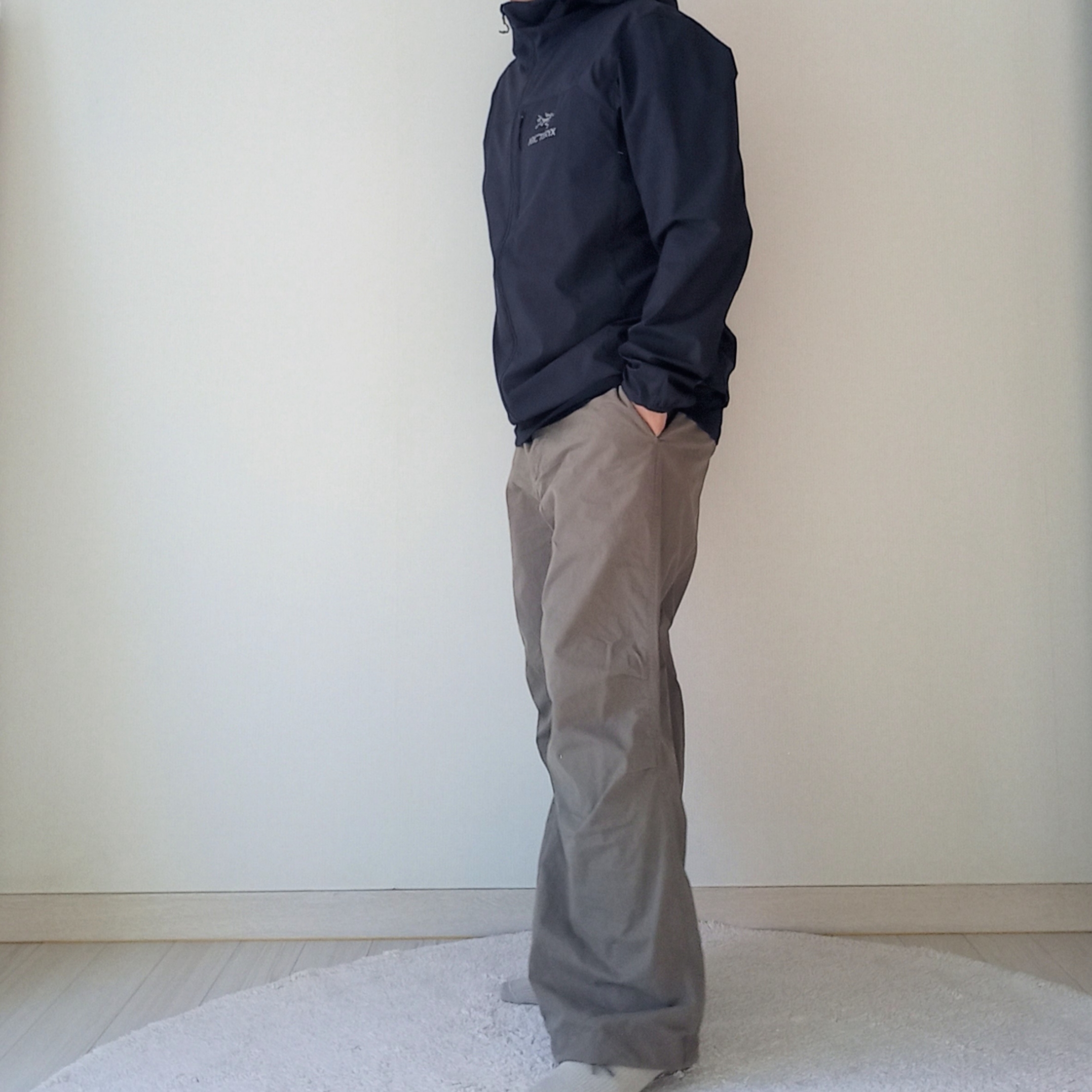 Arc'teryx Squamish Hoody Black, Arc'teryx Arc'word T-Shirt Black 착용 스타일 - 4