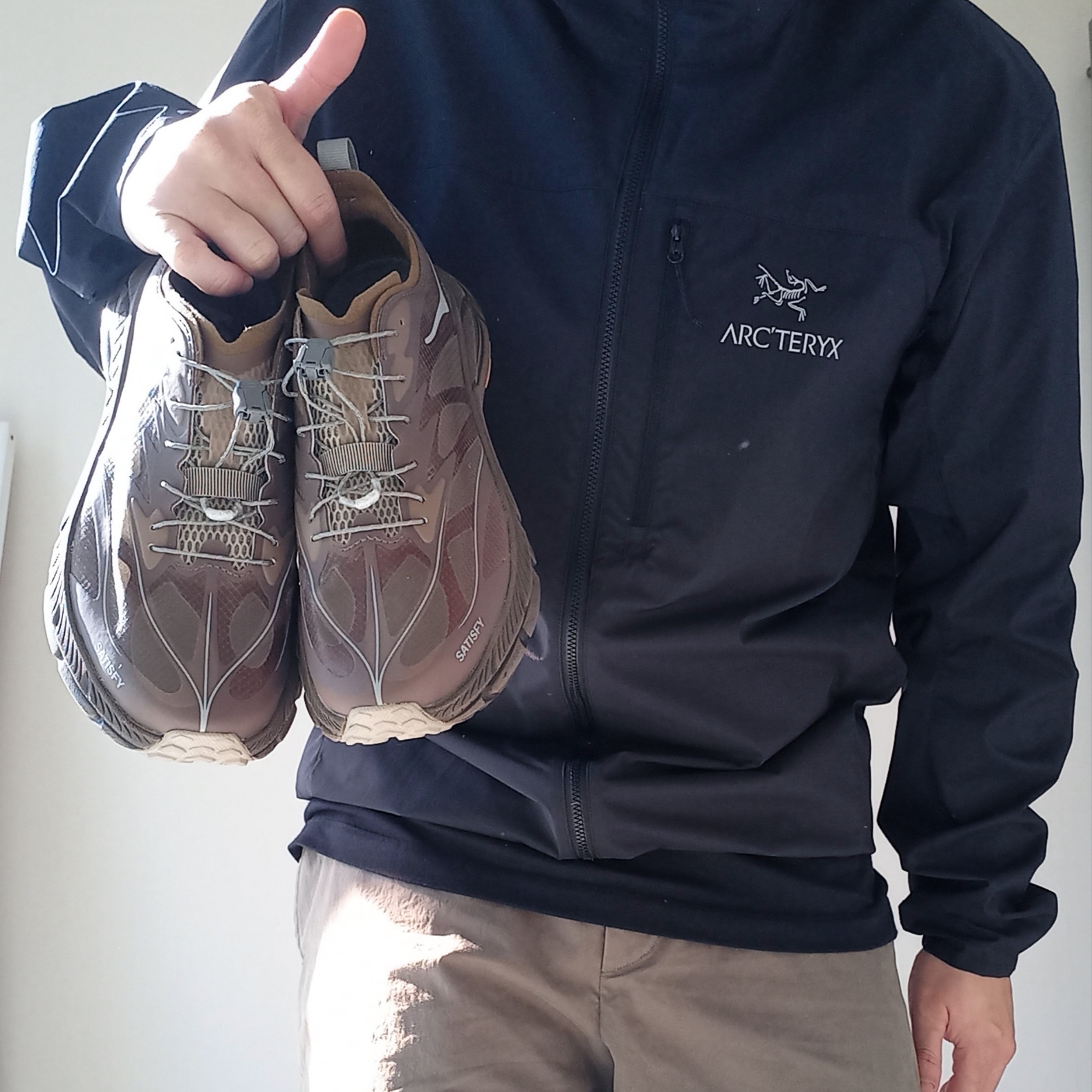Arc'teryx Squamish Hoody Black, Arc'teryx Arc'word T-Shirt Black 착용 스타일 - 1